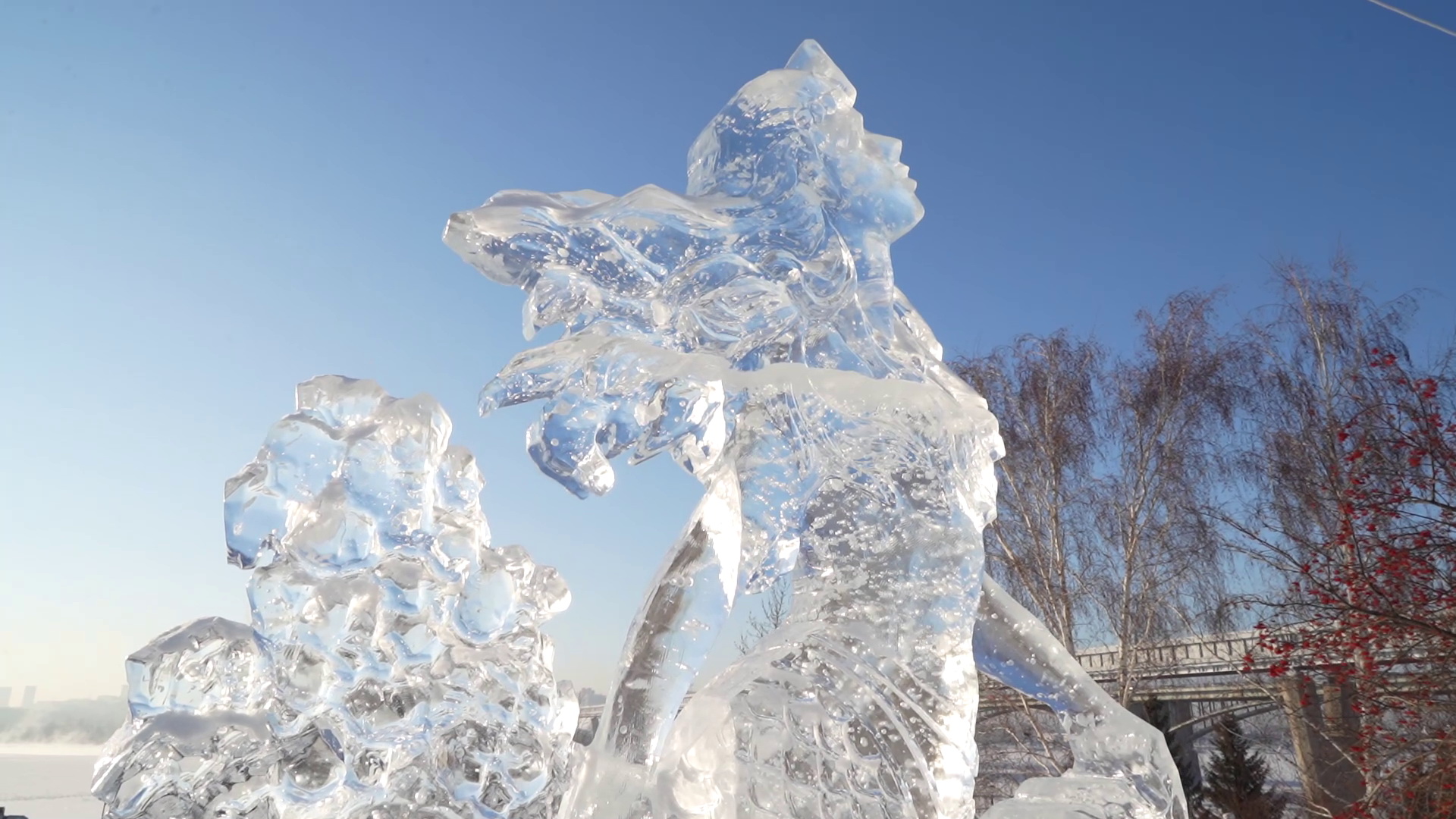 Морских чудовищ и пиратскую таверну отлили изо льда на набережной Оби