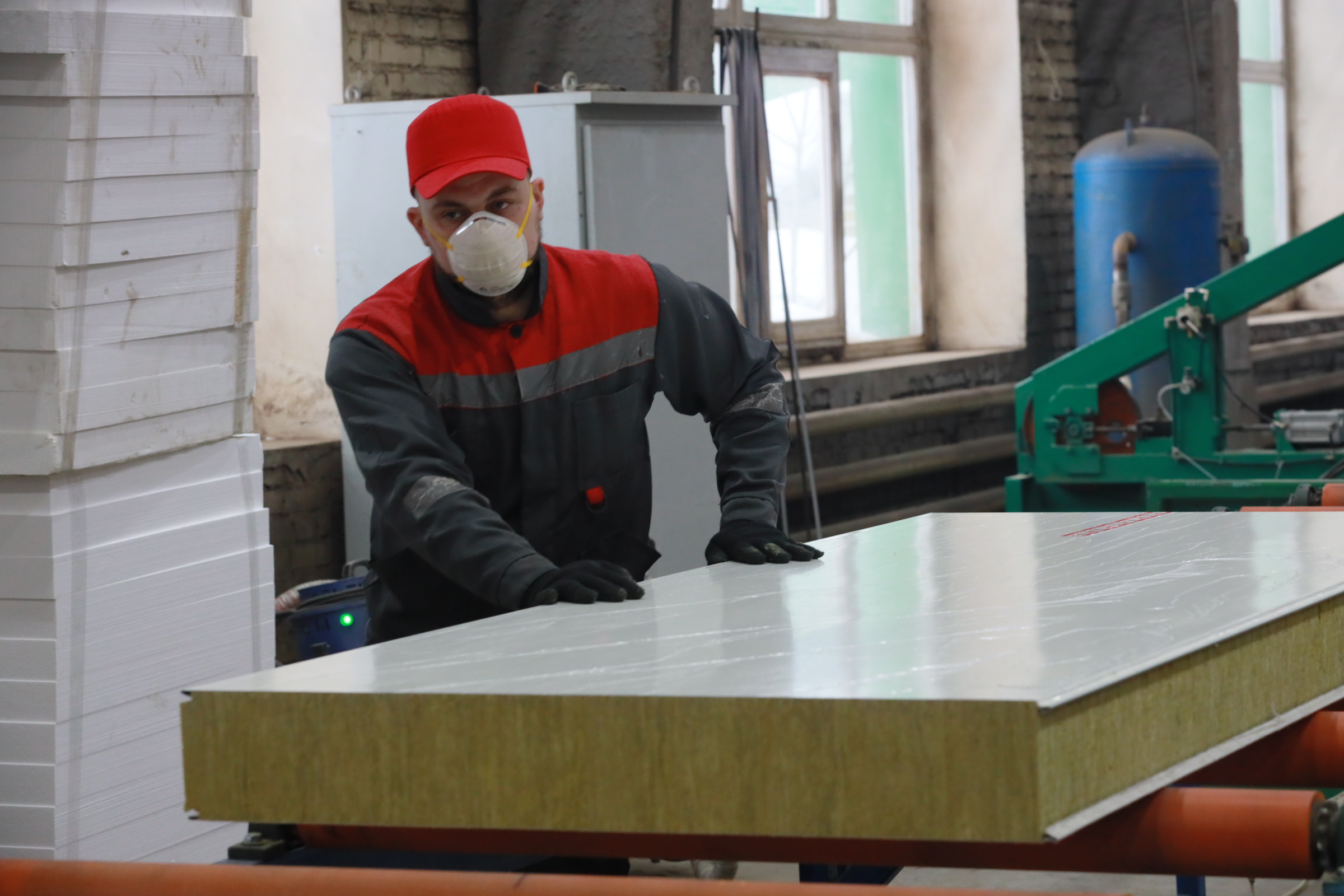 Как в Новосибирске делают сэндвич-панели: фоторепортаж с завода