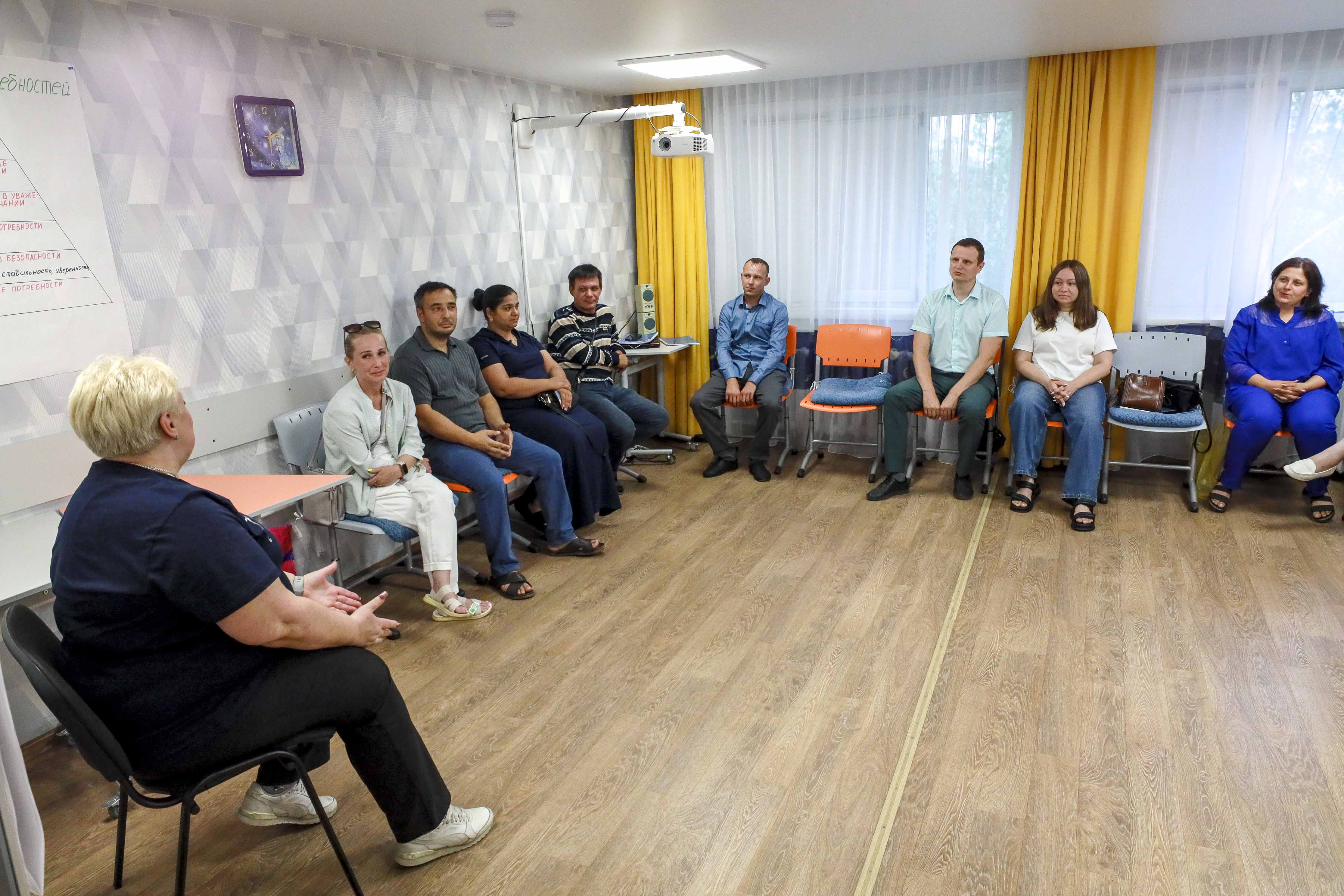Ещё 12 супружеских пар выпустила Школа принимающих родителей
