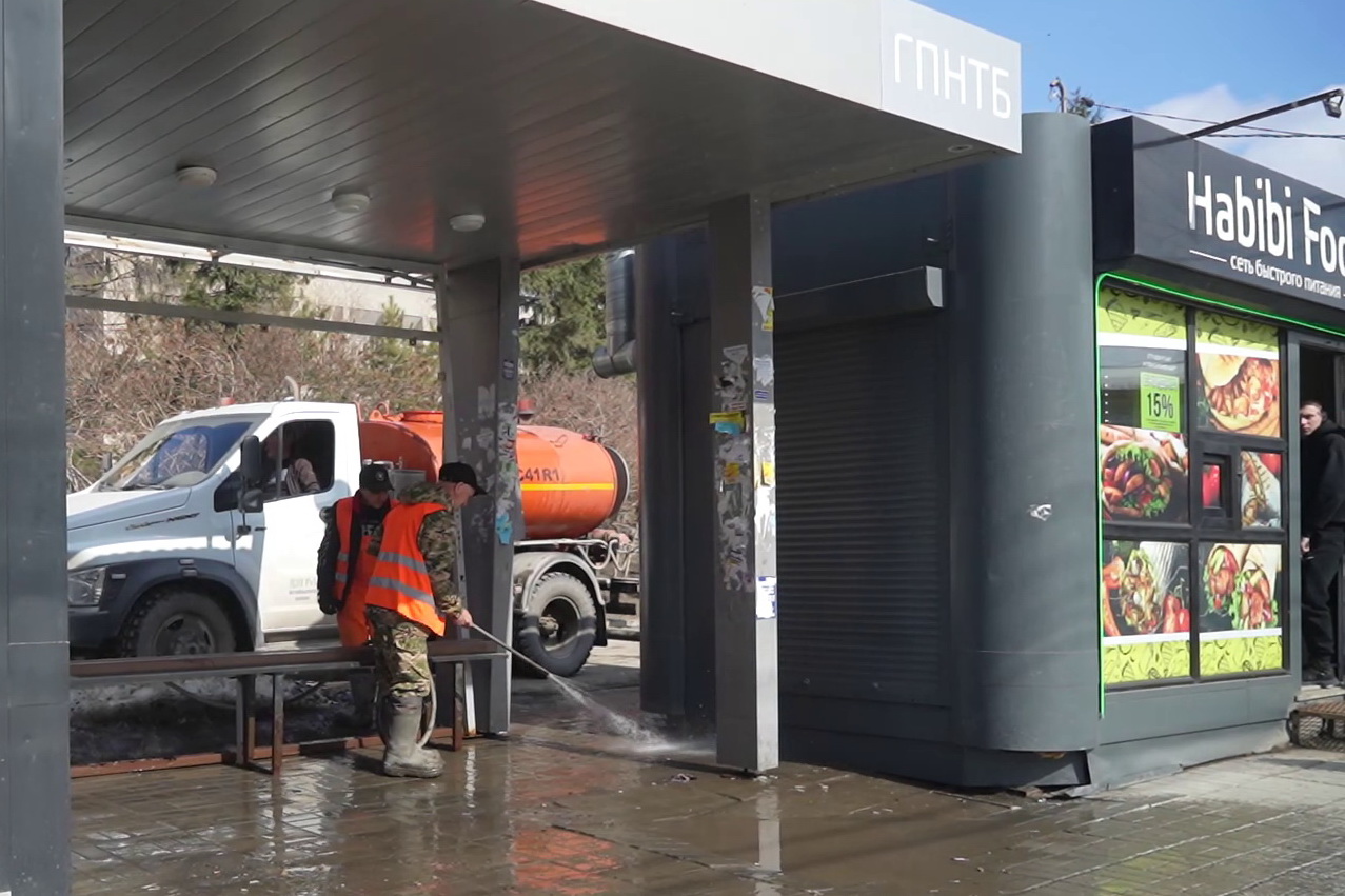 Влажная уборка: остановки в Новосибирске отмывают после долгой зимы