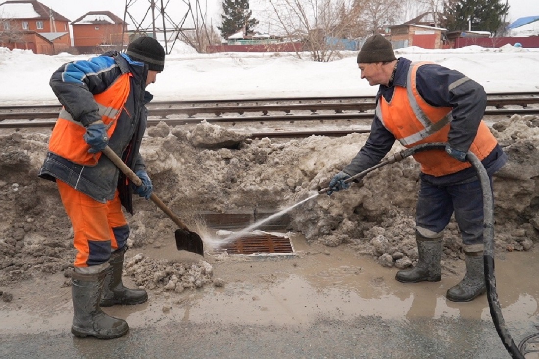 Вскрытие ливнёвок: как ДЭУ пробивают весне дорогу на улице Титова