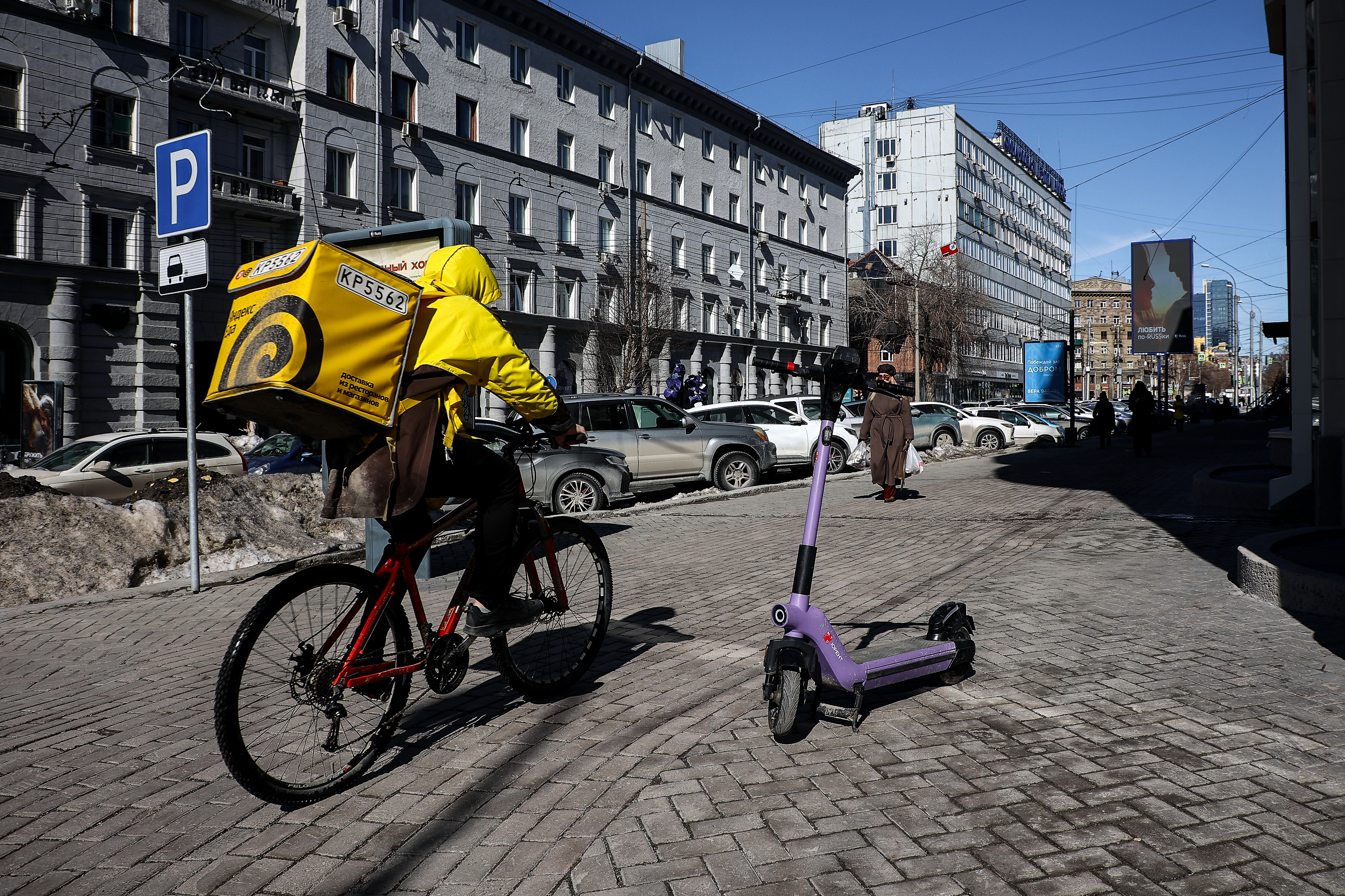 Разбросанные по Новосибирску самокаты начнут эвакуировать на спецстоянку