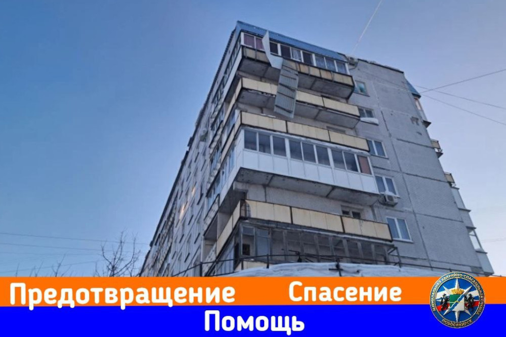 На Кошурникова оторвало обшивку балкона: спасатели не дали ей упасть