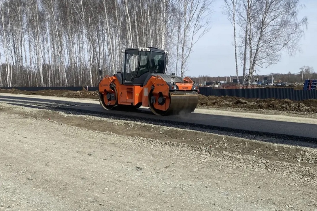 На дороге к микрорайону «Клюквенный» начали укладывать пробный асфальт