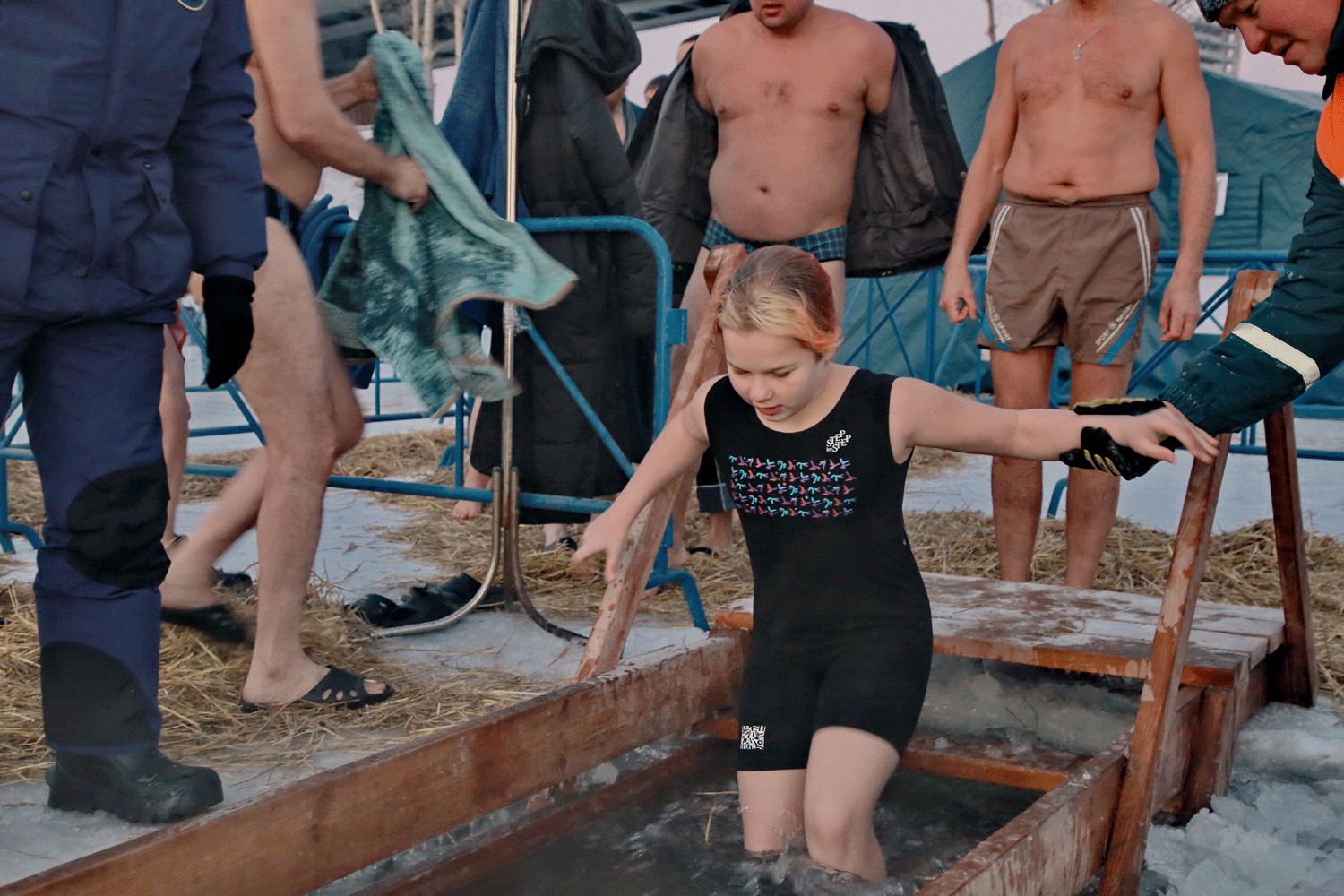 Стоит ли детям участвовать в крещенских купаниях — мнение педиатра