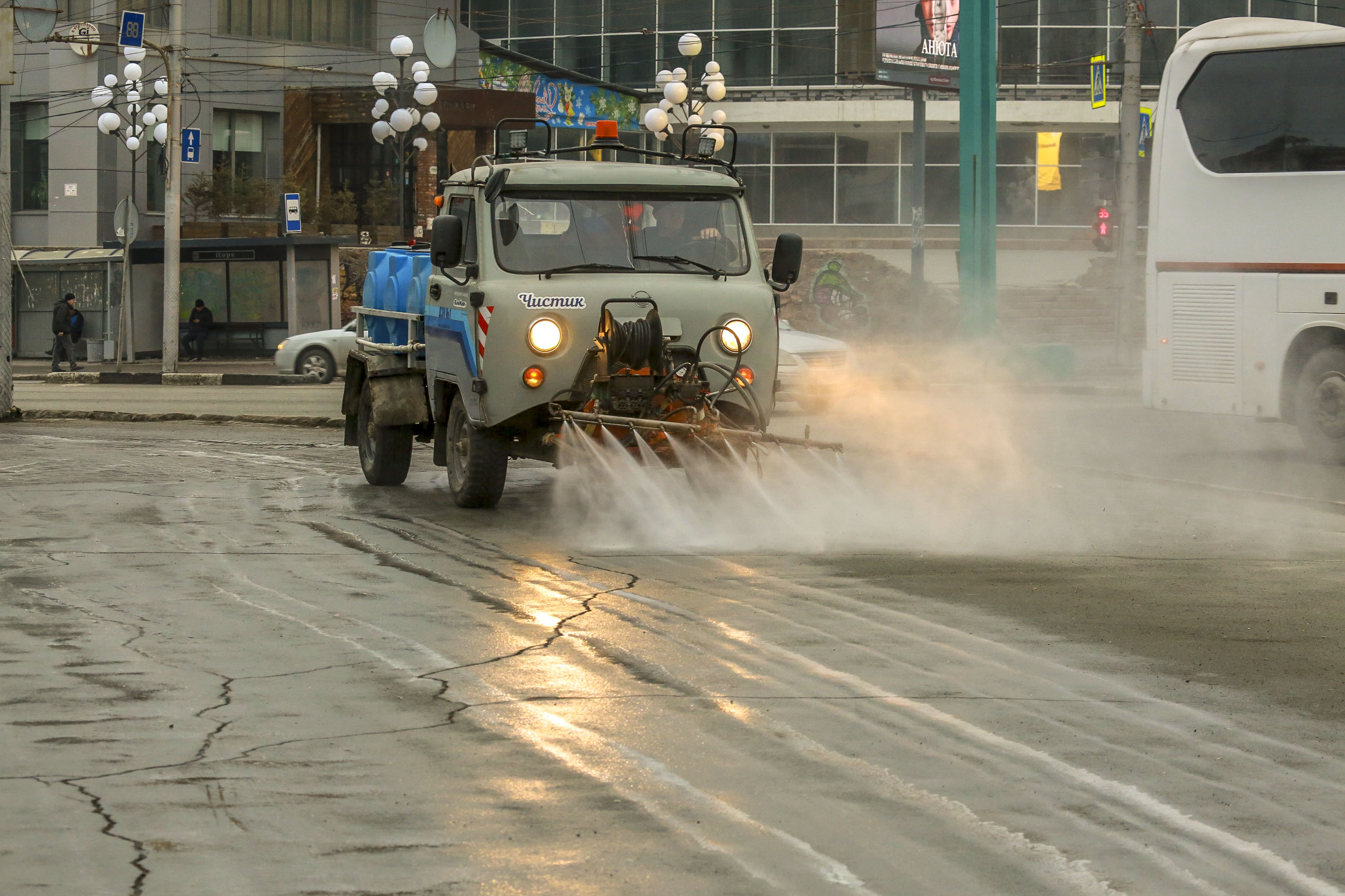 100 километров Новосибирска отмыли дорожники за сутки