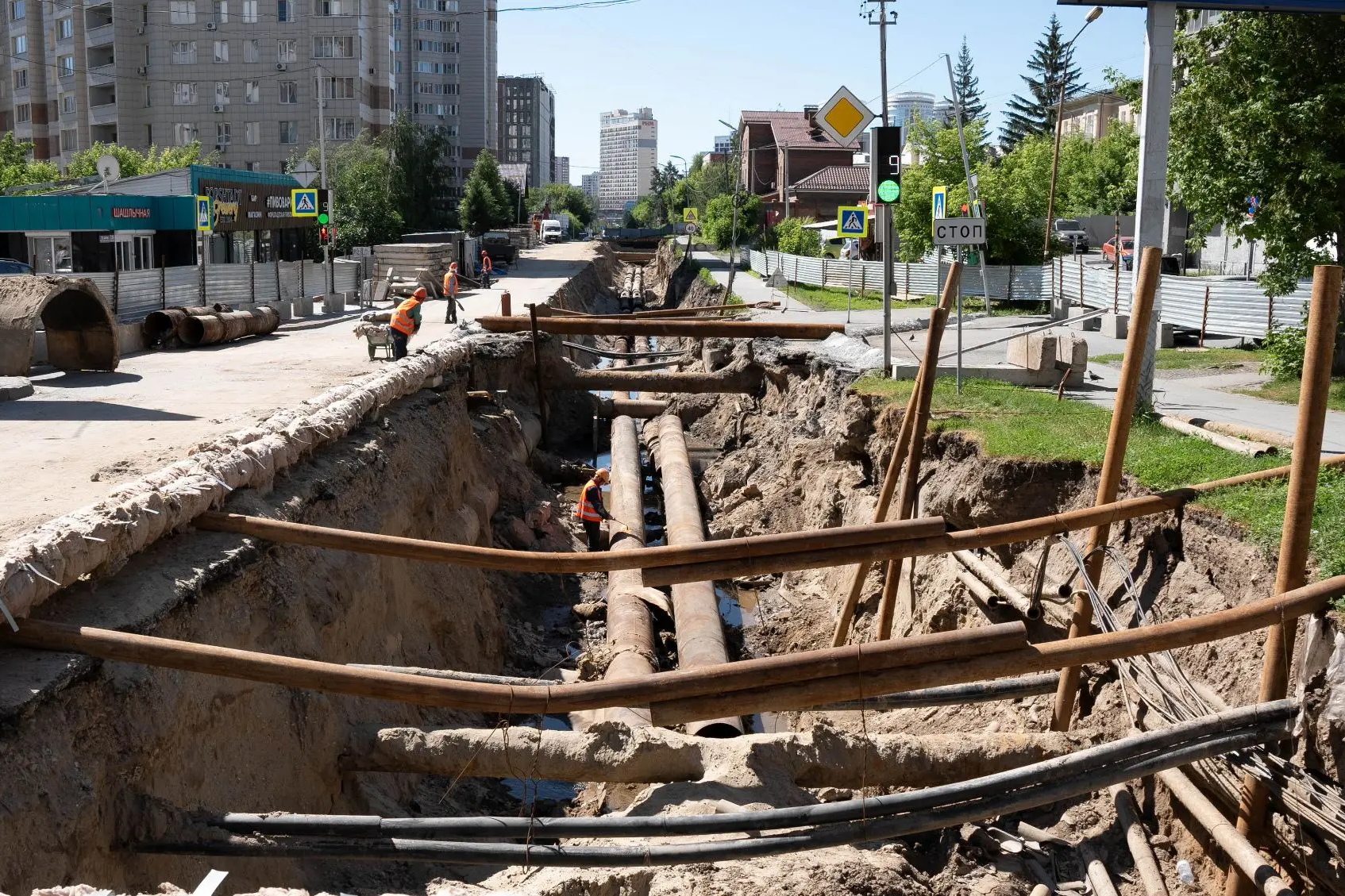 Почти 300 метров труб заменят к осени на Семьи Шамшиных в Новосибирске