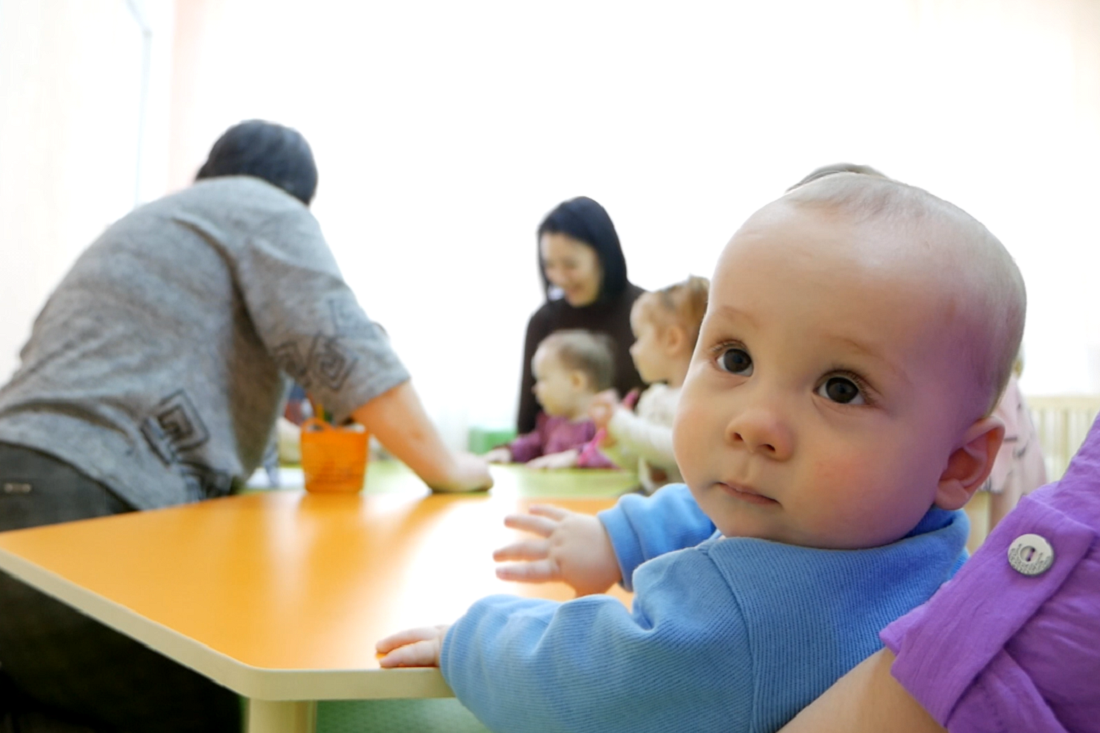 Мамы в восторге: младенцев принимают в детсаду на Невельского