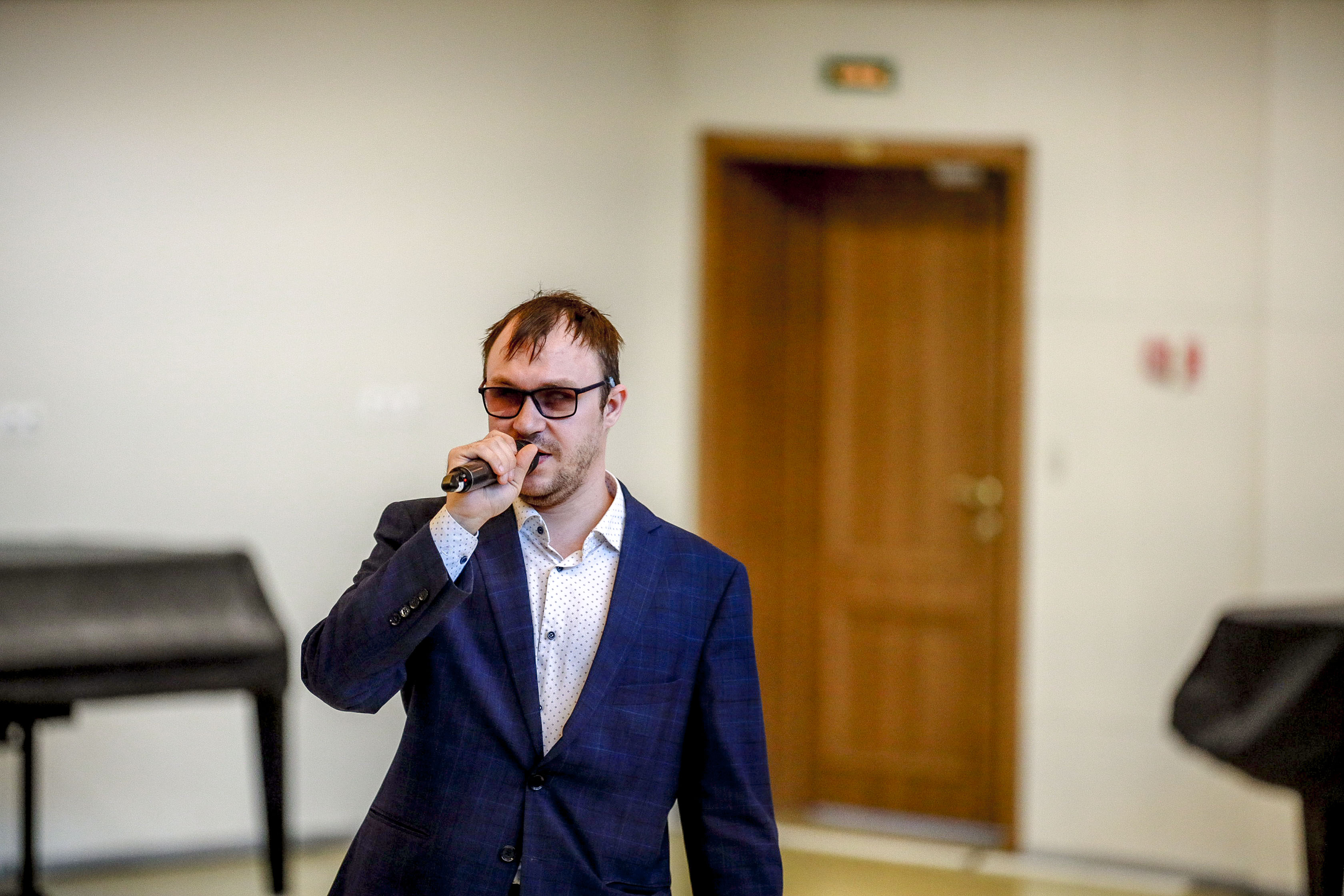 «Быть добрее к другим»: незрячий психолог помогает людям в Новосибирске