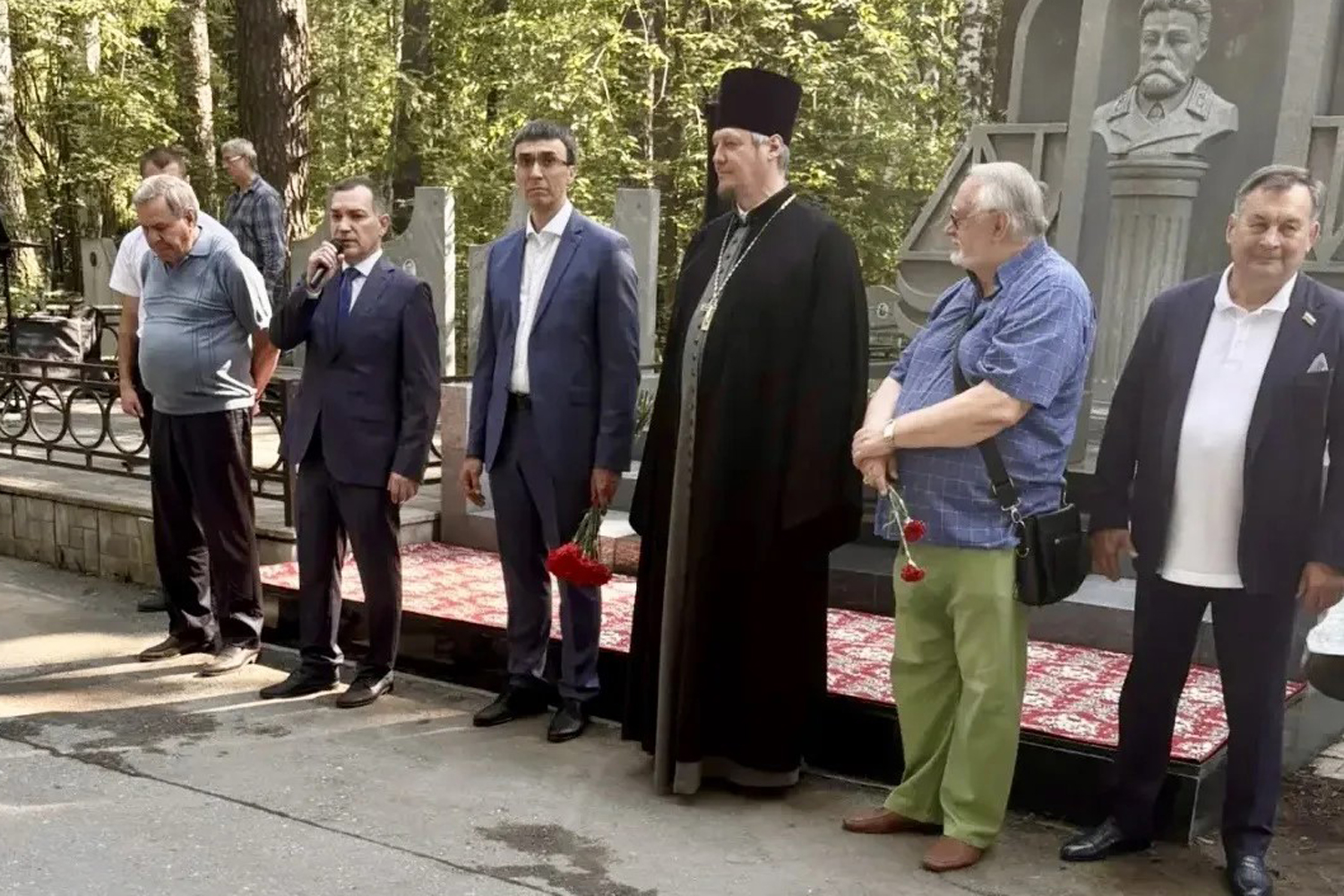 Память отцов-основателей почтил мэр Максим Кудрявцев накануне Дня города