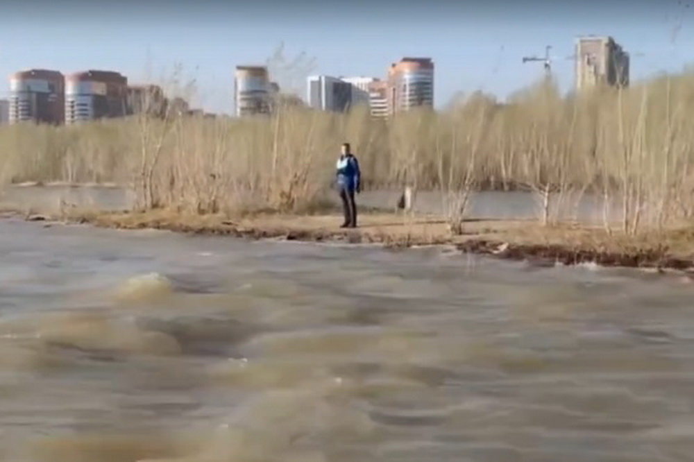 Новосибирские спасатели отыскали сапбордиста на острове Кустовой