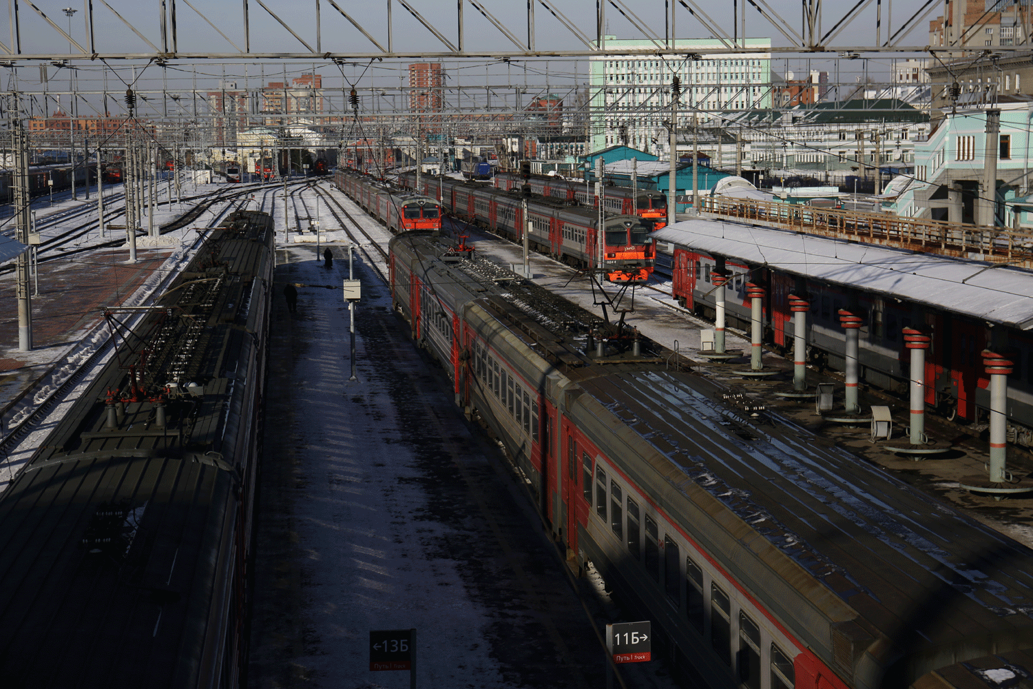 Забытые зубные протезы и медаль вернули на вокзалах новосибирцам