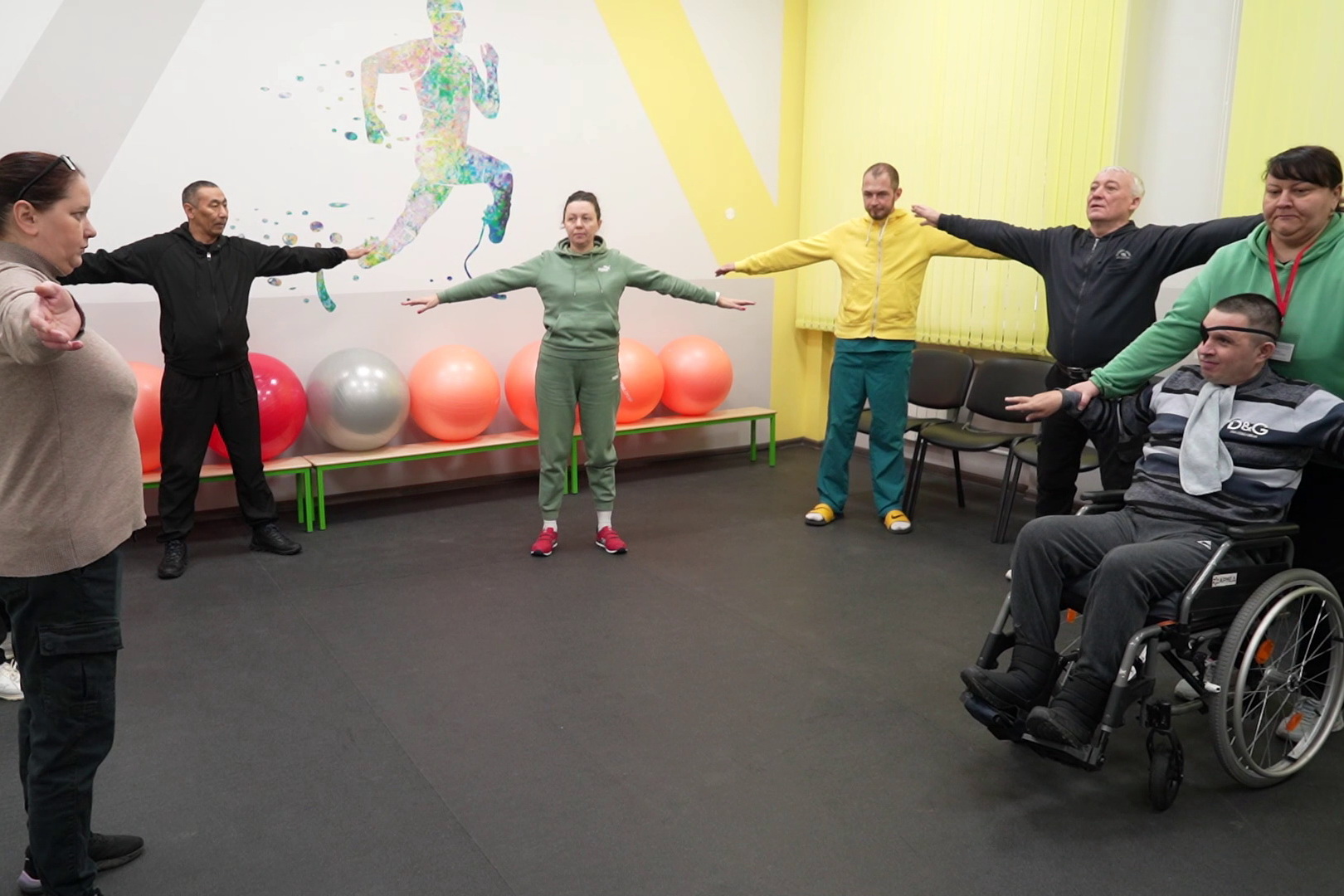 Зарядка для героев: бойцы СВО размялись с тренером в социальном центре