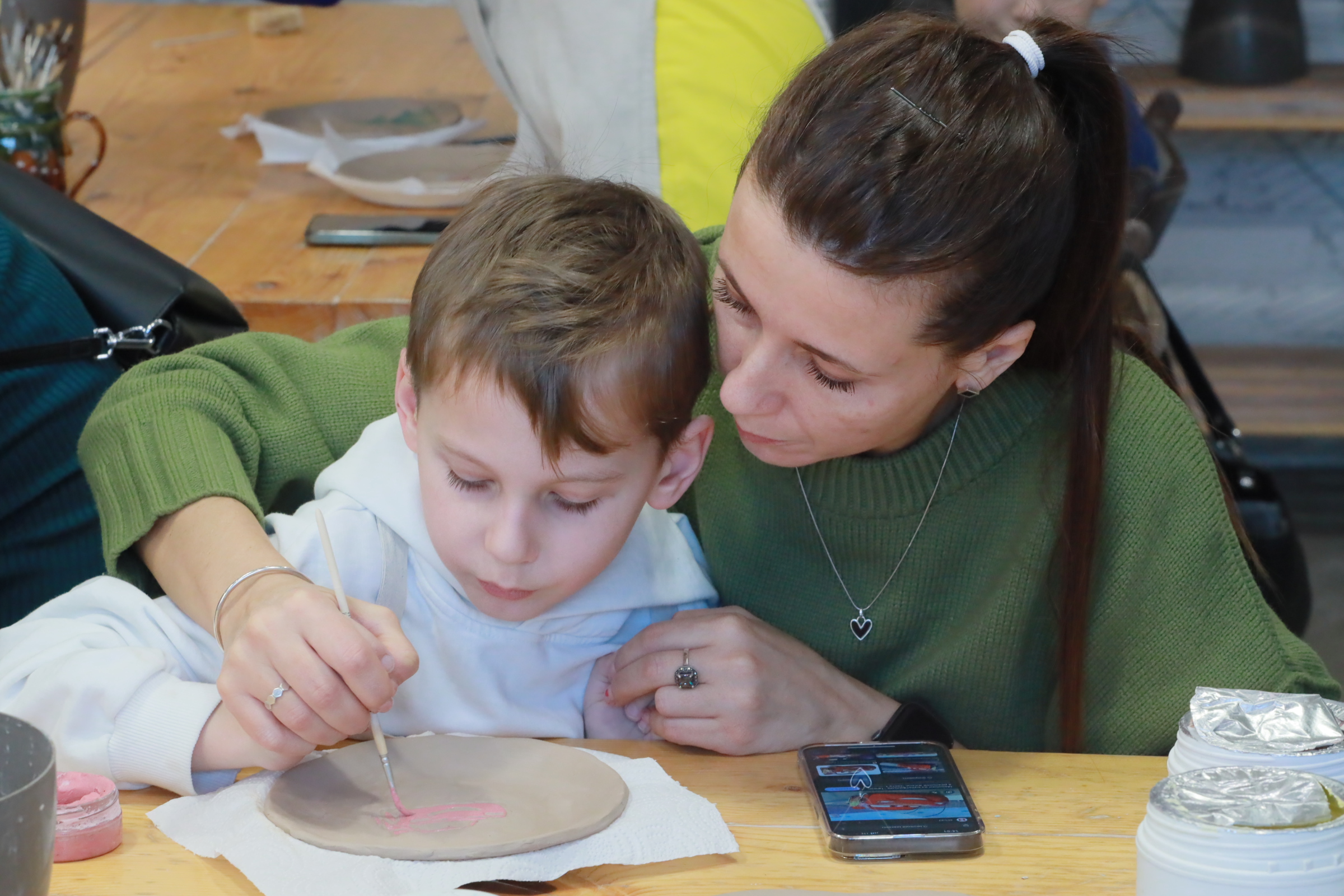 Гончарные секреты: глина сплотила мастеров и особенных детей