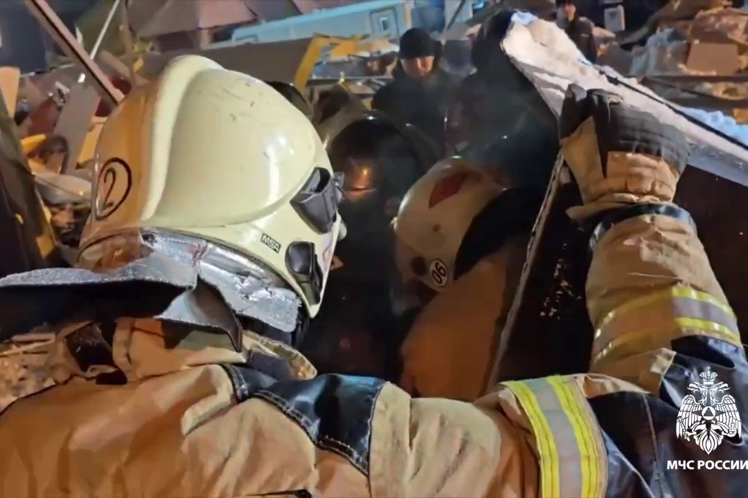 Умер пострадавший при обрушении торгового центра на Наумова