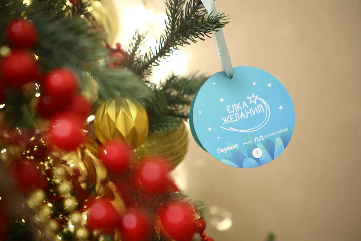 Мэр Кудрявцев подарил велосипед и железную дорогу двум юным новосибирцам