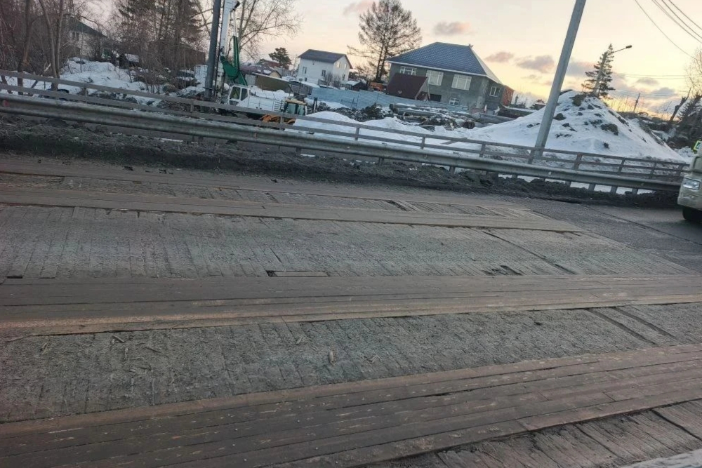 Настил обновили на временном мосту через Тулу в Новосибирске