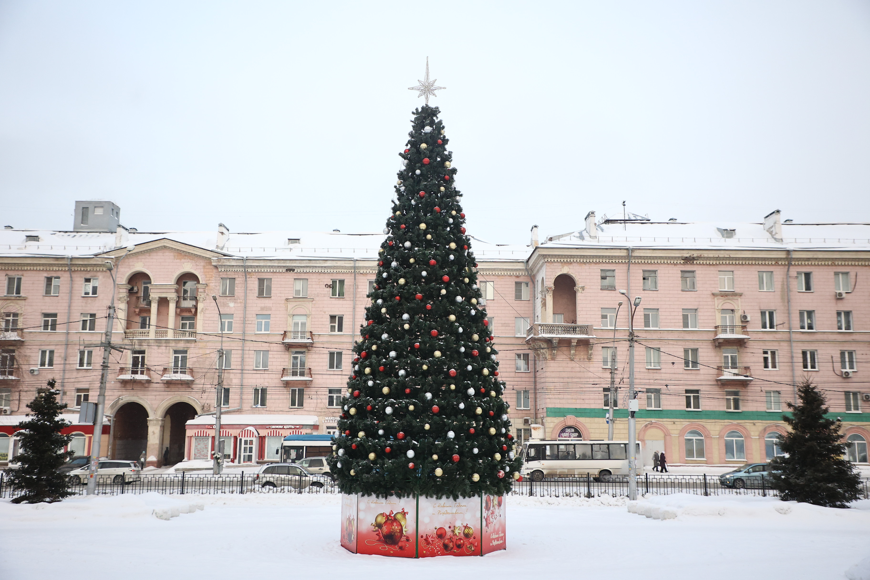 Успейте полюбоваться: новогодние ёлки начали убирать с улиц Новосибирска