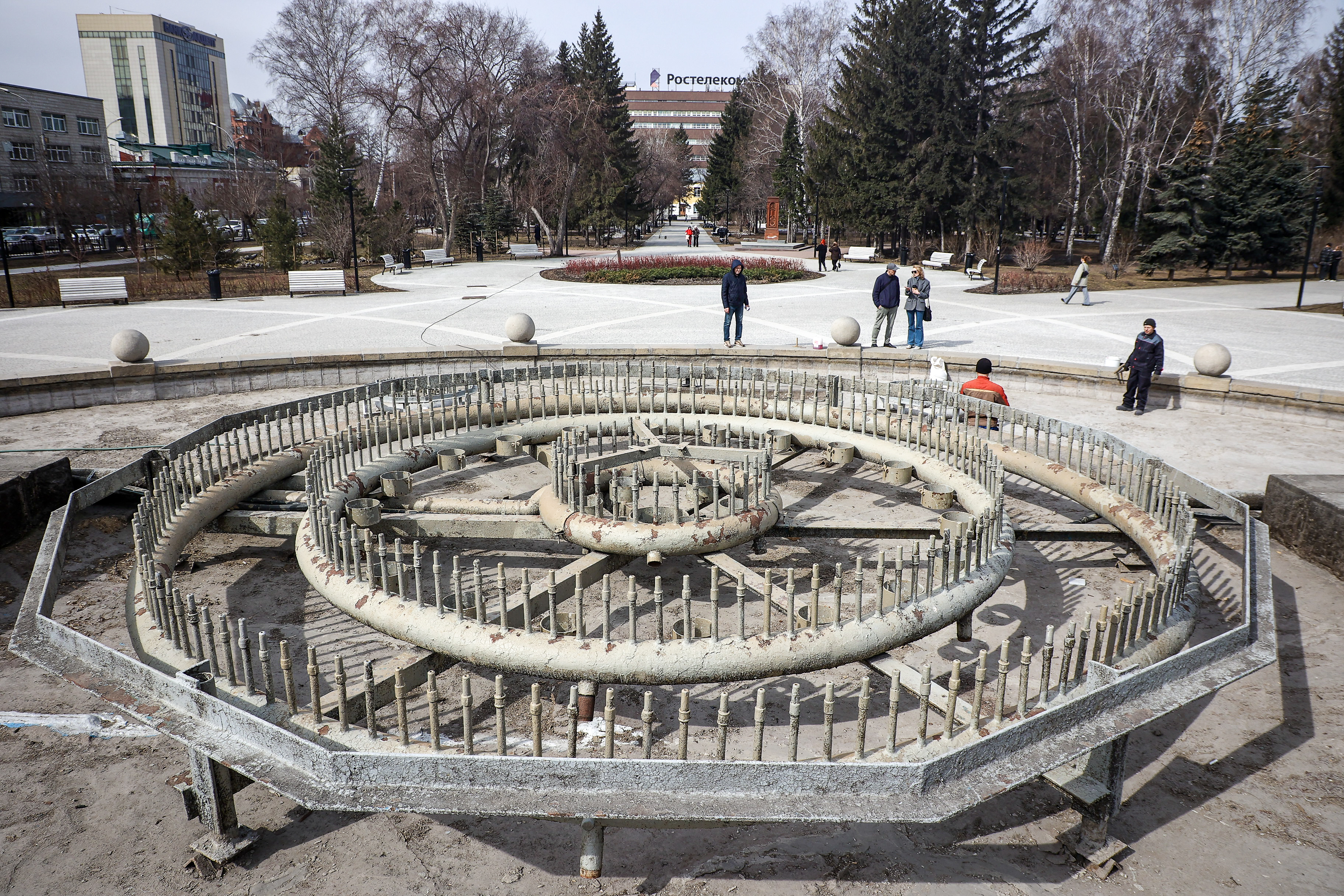 Фонтаны Новосибирска готовят к сезону: репортаж из Первомайского сквера