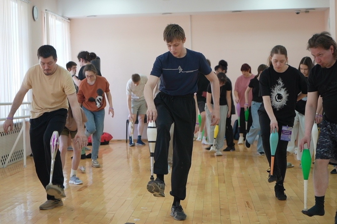 Цирковое искусство с нуля: жонглёры дали мастер-классы в Новосибирске