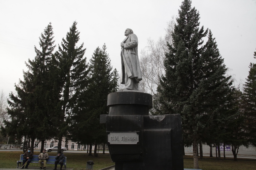 Постамент-броневик под памятником Ленину реконструируют в Новосибирске