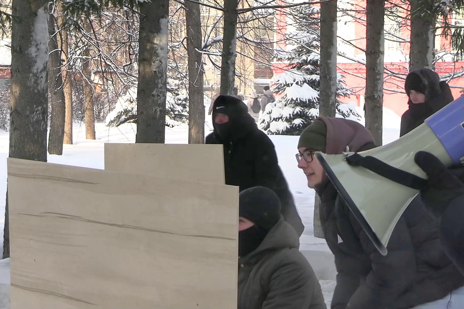 Снежные бои устроили возле НГТУ в 25-градусный мороз