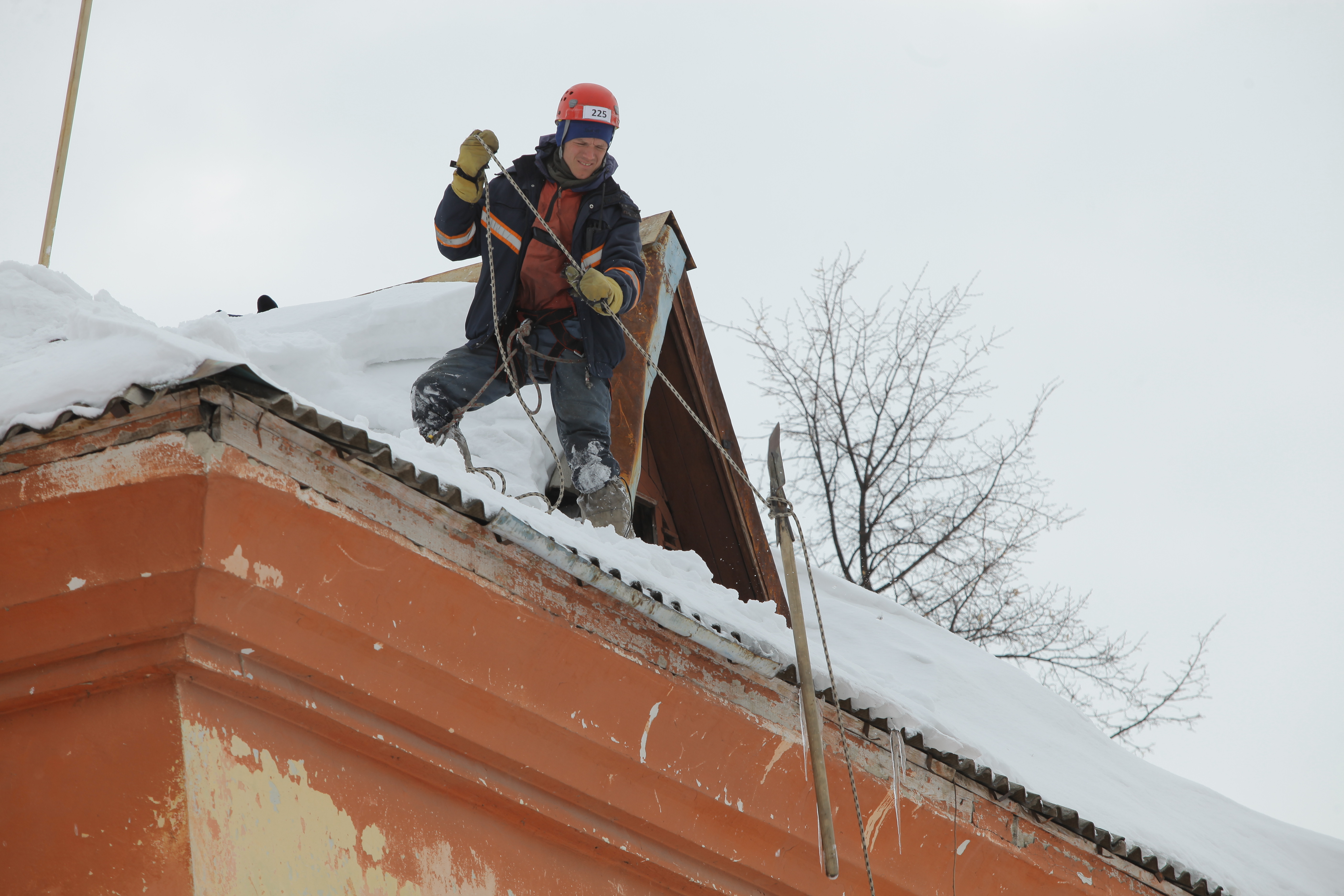 Войну сугробам на крышах объявили в Новосибирске после обрушения ТЦ