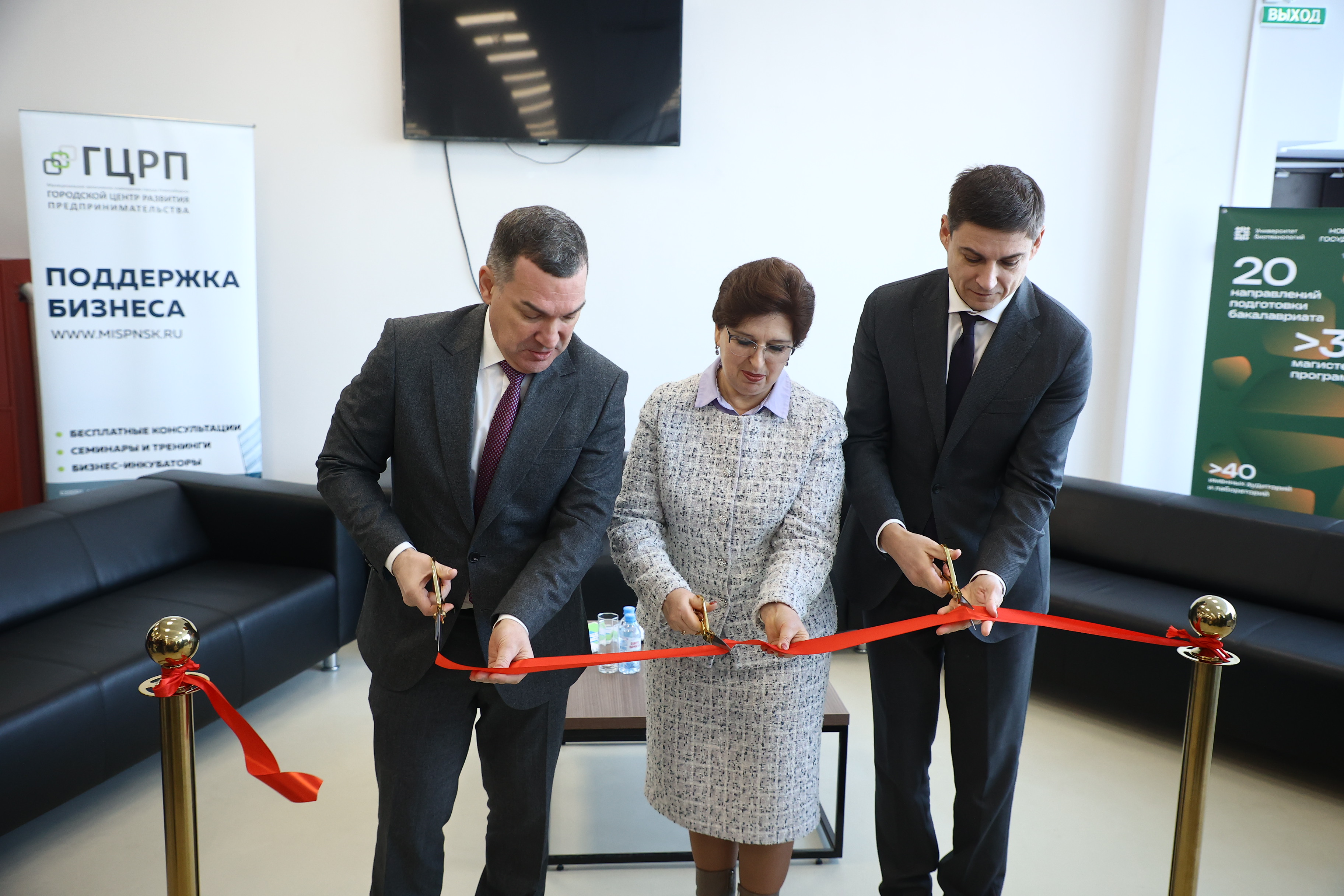 Мэр Кудрявцев открыл зону биотехнологий в бизнес-инкубаторе на Есенина