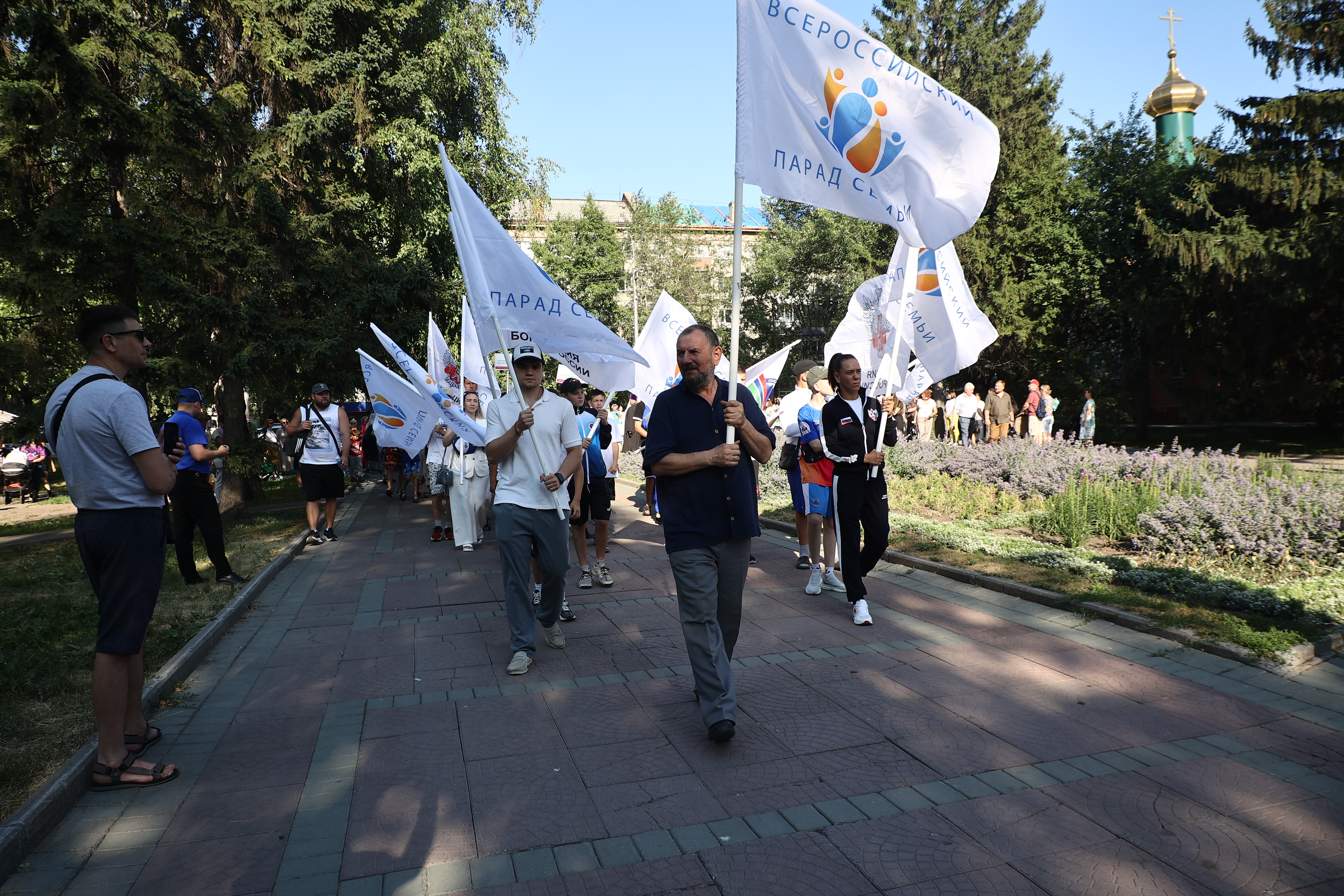 Новосибирские семьи прошли парадом по Нарымскому скверу