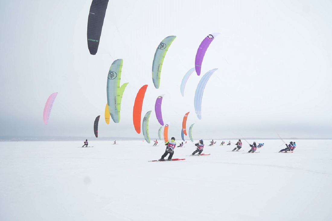 По льду на штормовом ветру: новосибирская погода угодила сноукайтерам