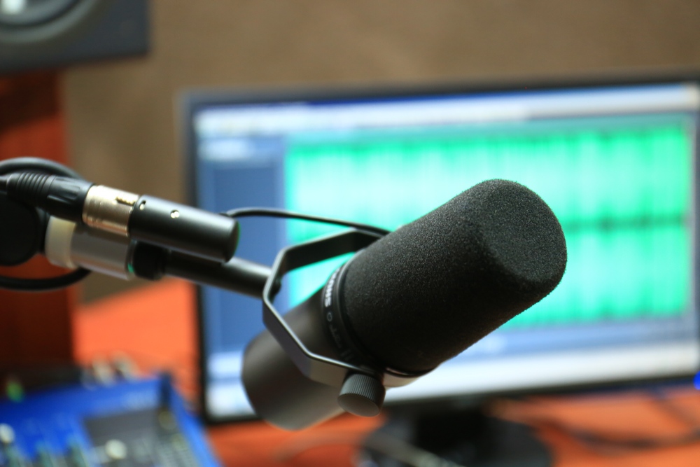 День смеха: стендап в прямом эфире слушайте на Городской волне