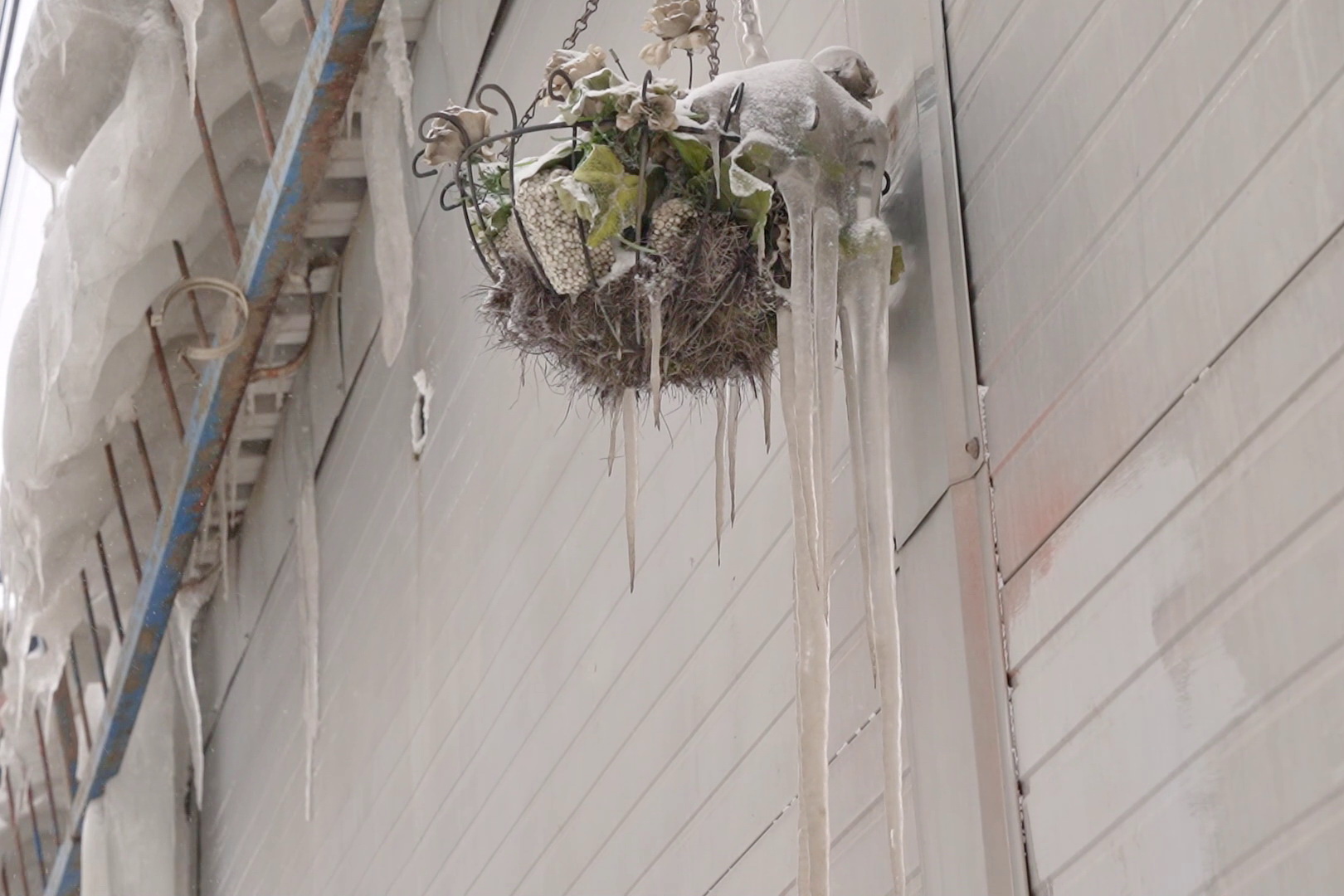 Мобильный комплекс ищет длинные сосульки и высокие сугробы в Новосибирске