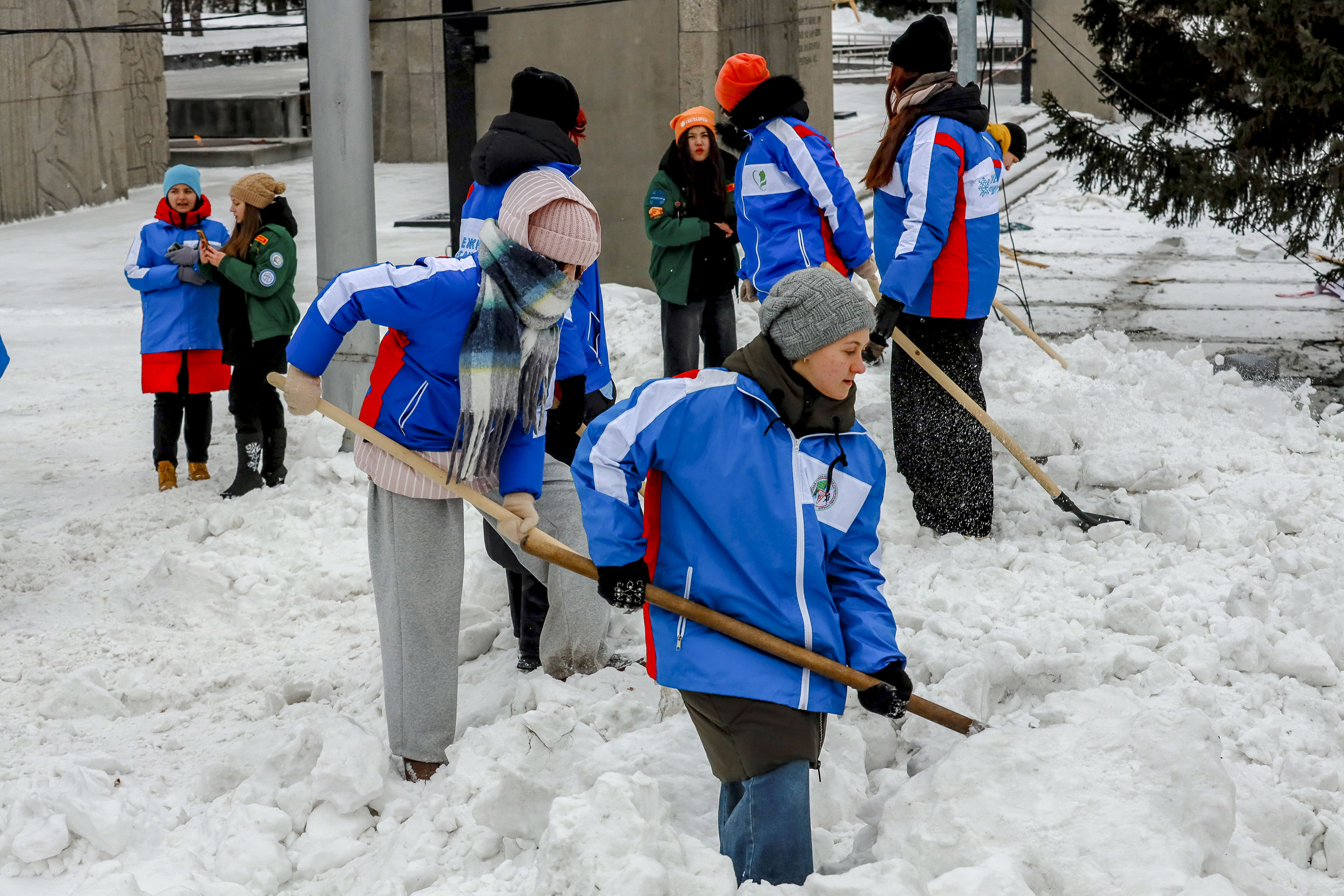 Мэр Кудрявцев: ребята из «Снежного десанта» отработали 53 адреса