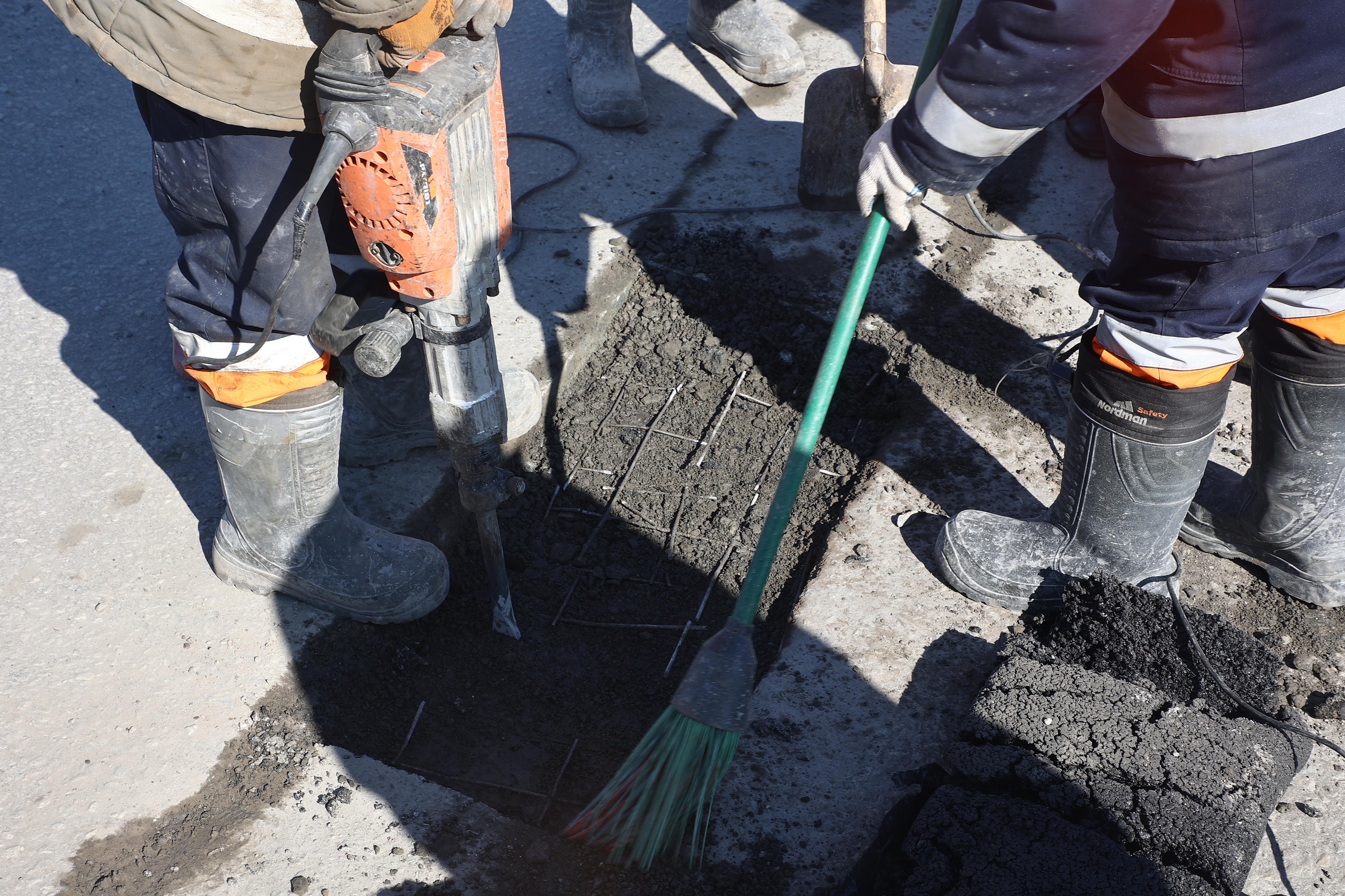 Активизировать весенний ремонт дорог поручил губернатор Травников