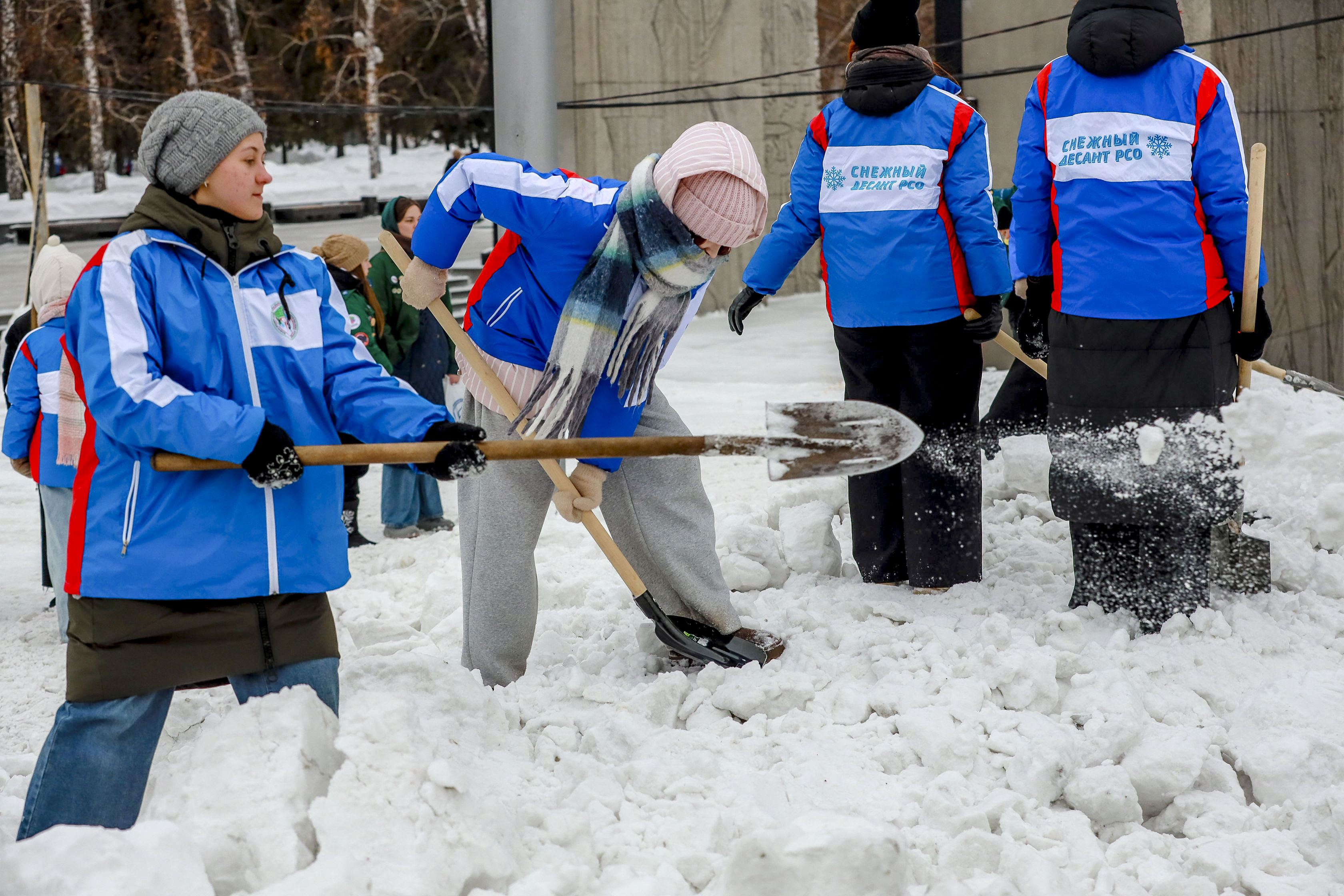 «Снежный десант» расчистил от снега и наледи Монумент Славы
