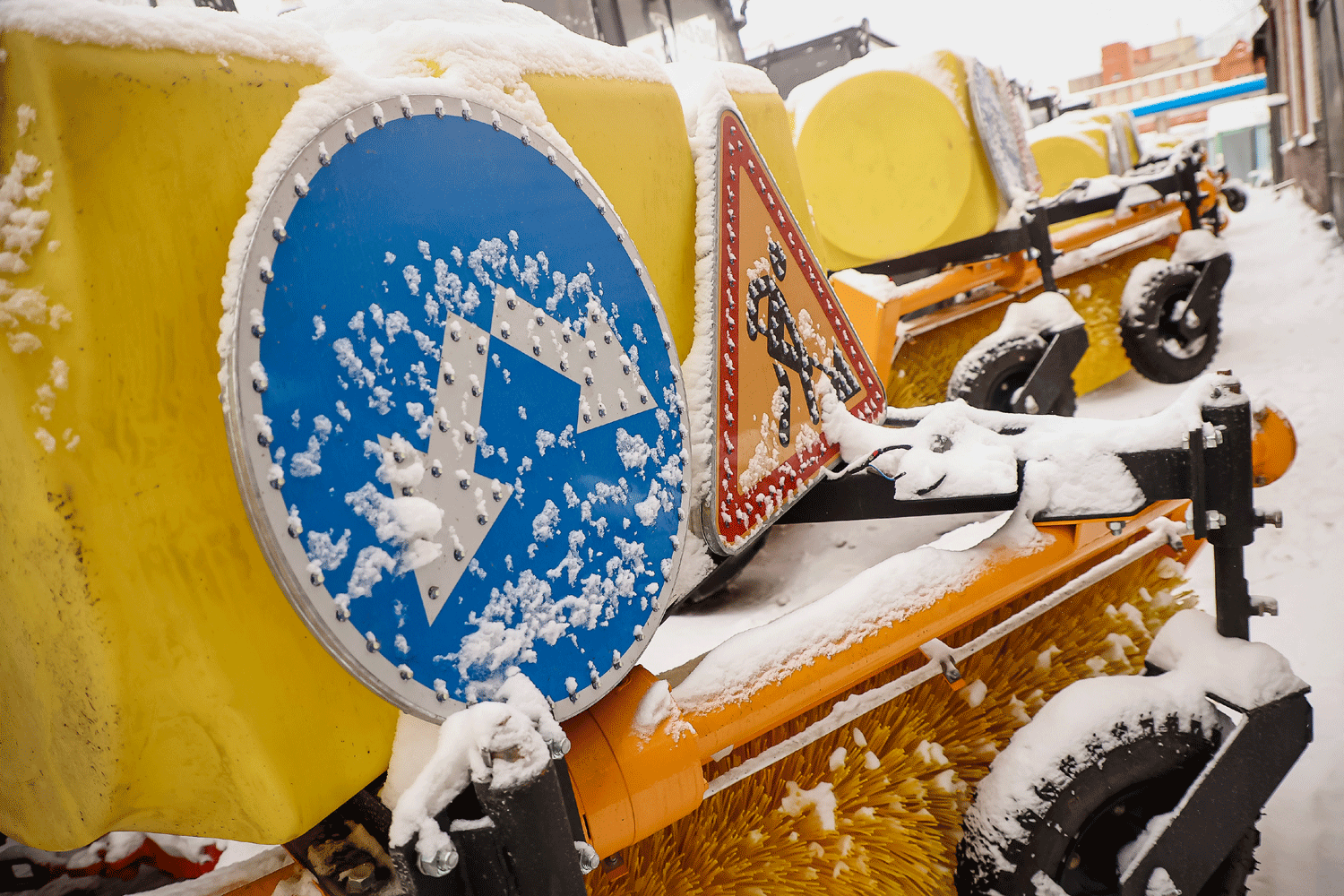 Больше 800 единиц техники чистят от снега новосибирские трассы