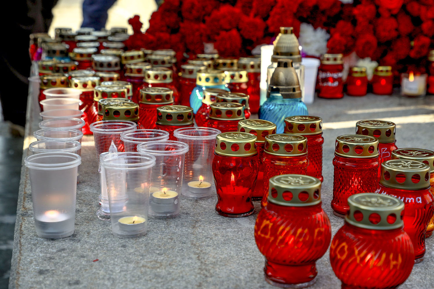 Мэр Кудрявцев возложил цветы у свечей памяти погибшим бойцам СВО