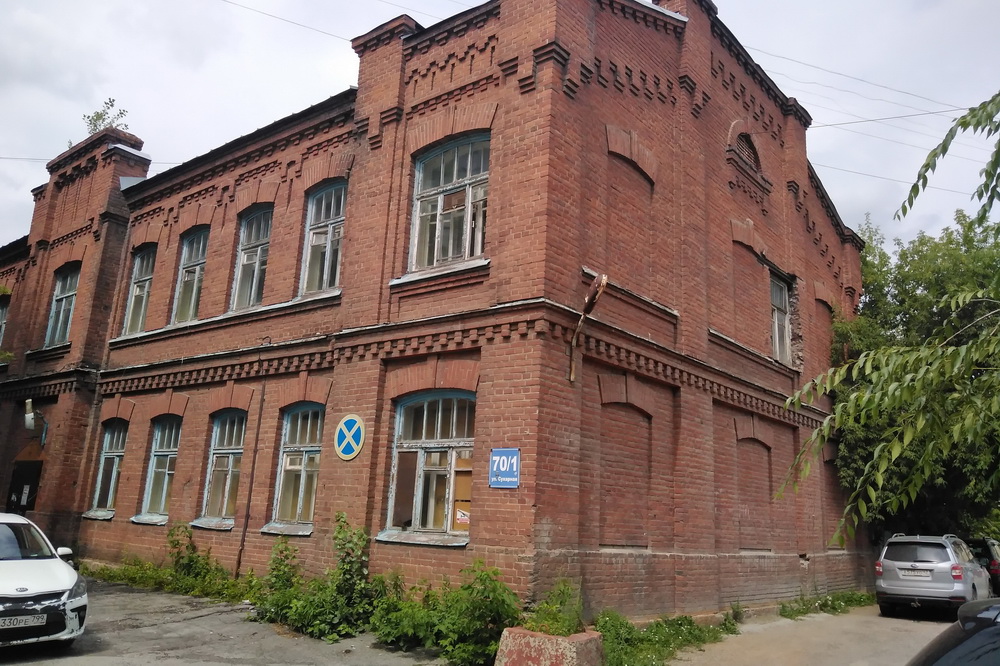 Вокруг старого роддома на Сухарной снесут аварийные хозпостройки