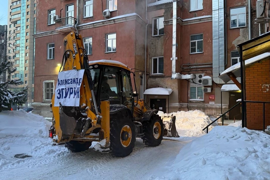 Депутаты помогают очищать дворы Новосибирска после рекордных снегопадов
