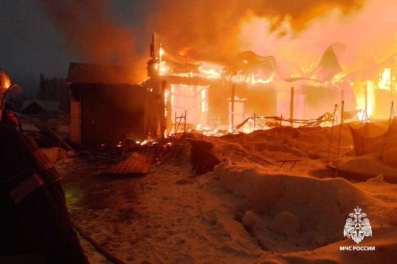 Утренний пожар уничтожил деревянный двухэтажный дом под Новосибирском