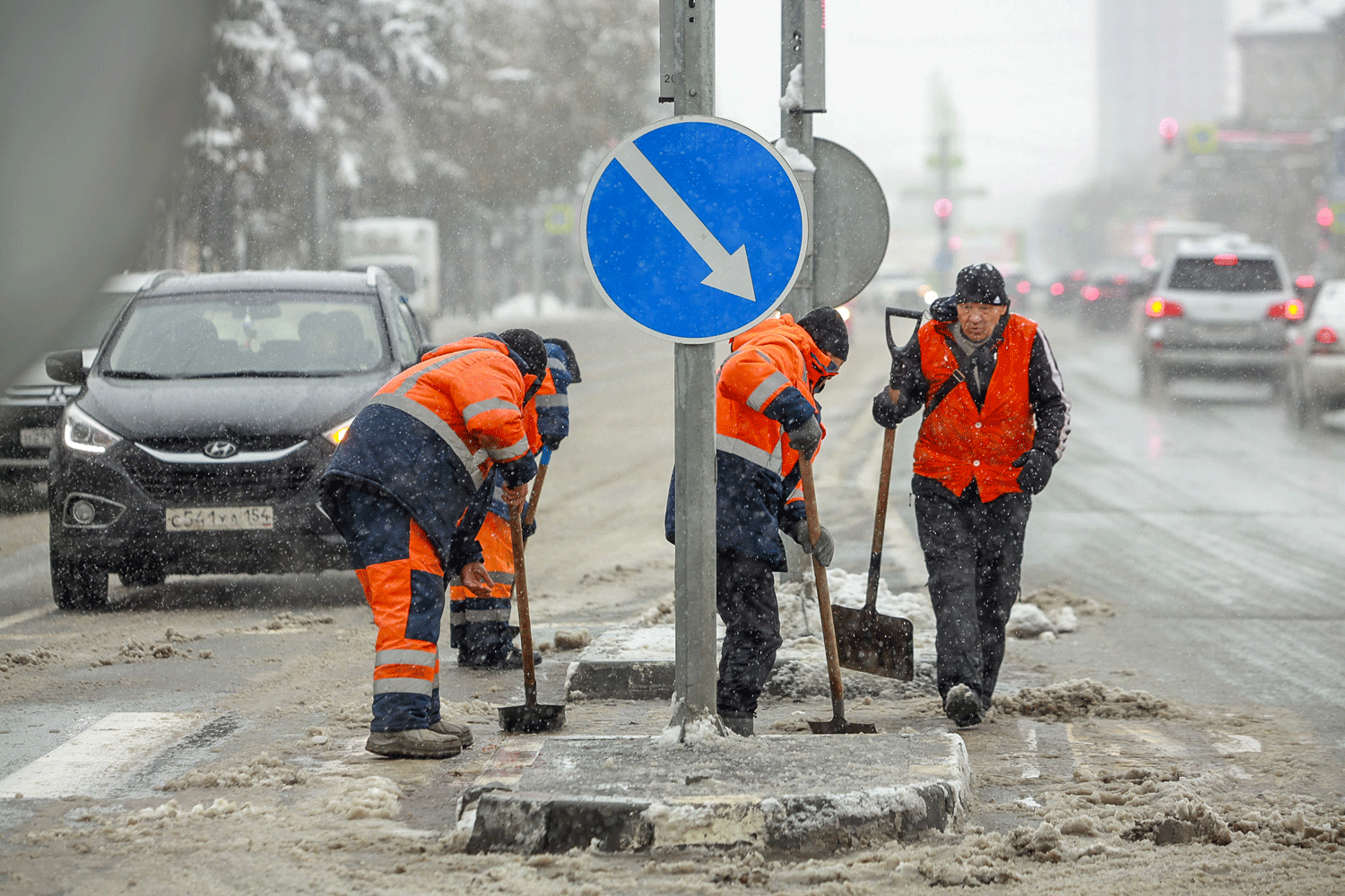 Мэр Кудряцев сообщил о продлении смен дорожников из-за мокрого снега