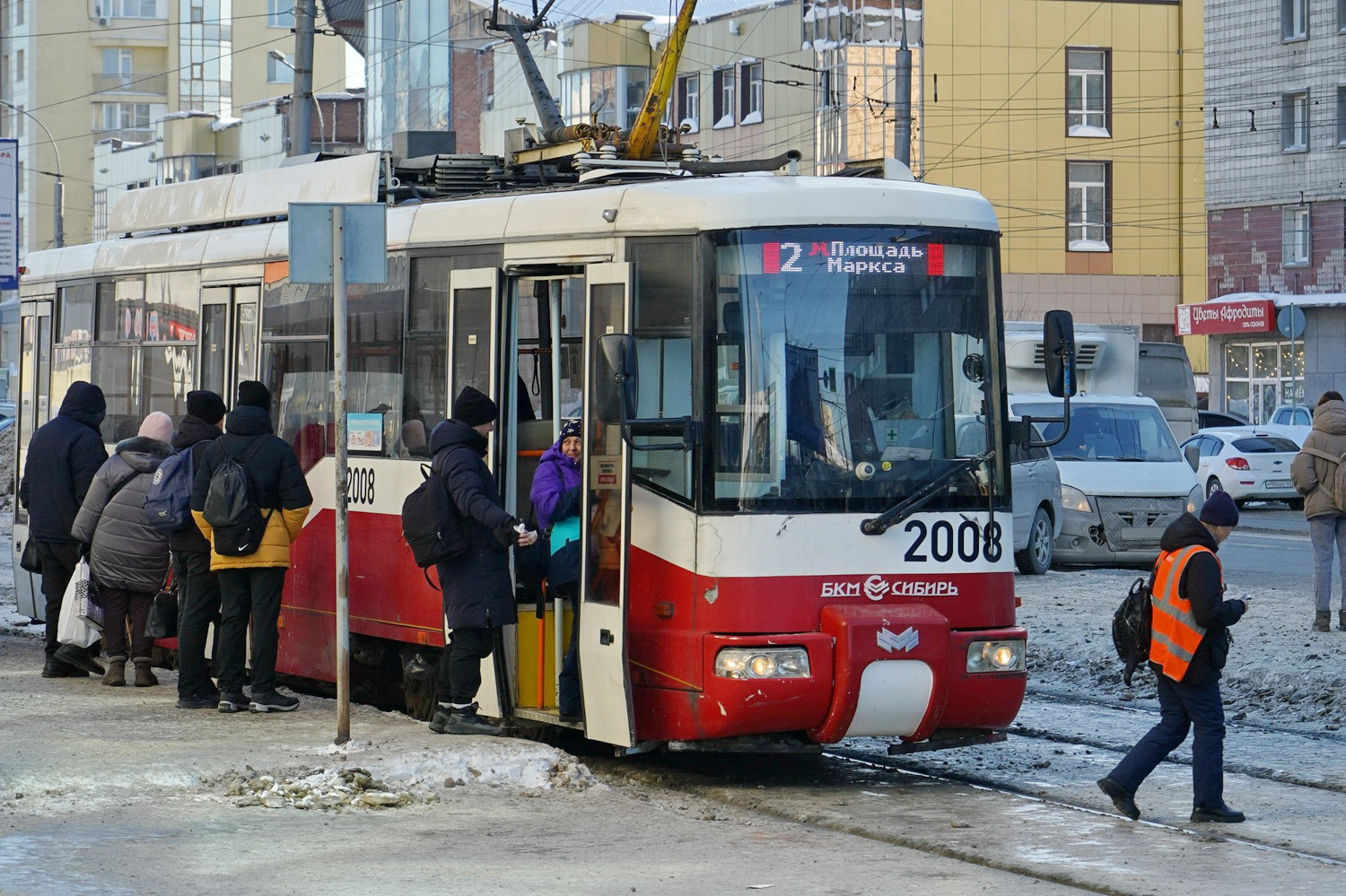 Номера маршрутов на трамваях выделили разными цветами в Новосибирске