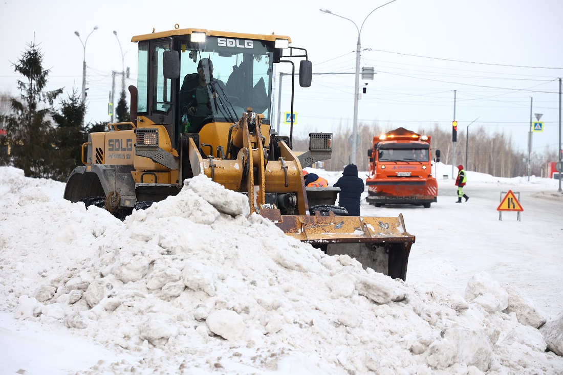 Горы снега намело на Родниках: как дорожники борются с сугробами
