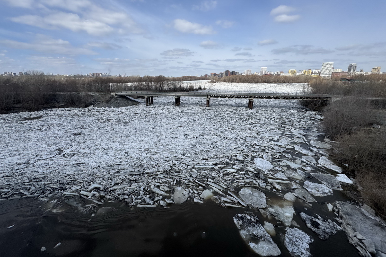Лёд тронулся: река Иня подарила новосибирцам завораживающее зрелище
