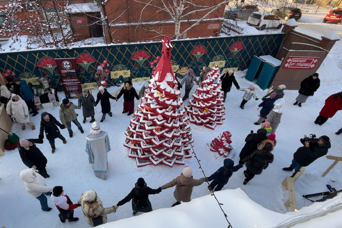 Новогоднюю арт-резиденцию с необычными ёлками открыли на Каинской
