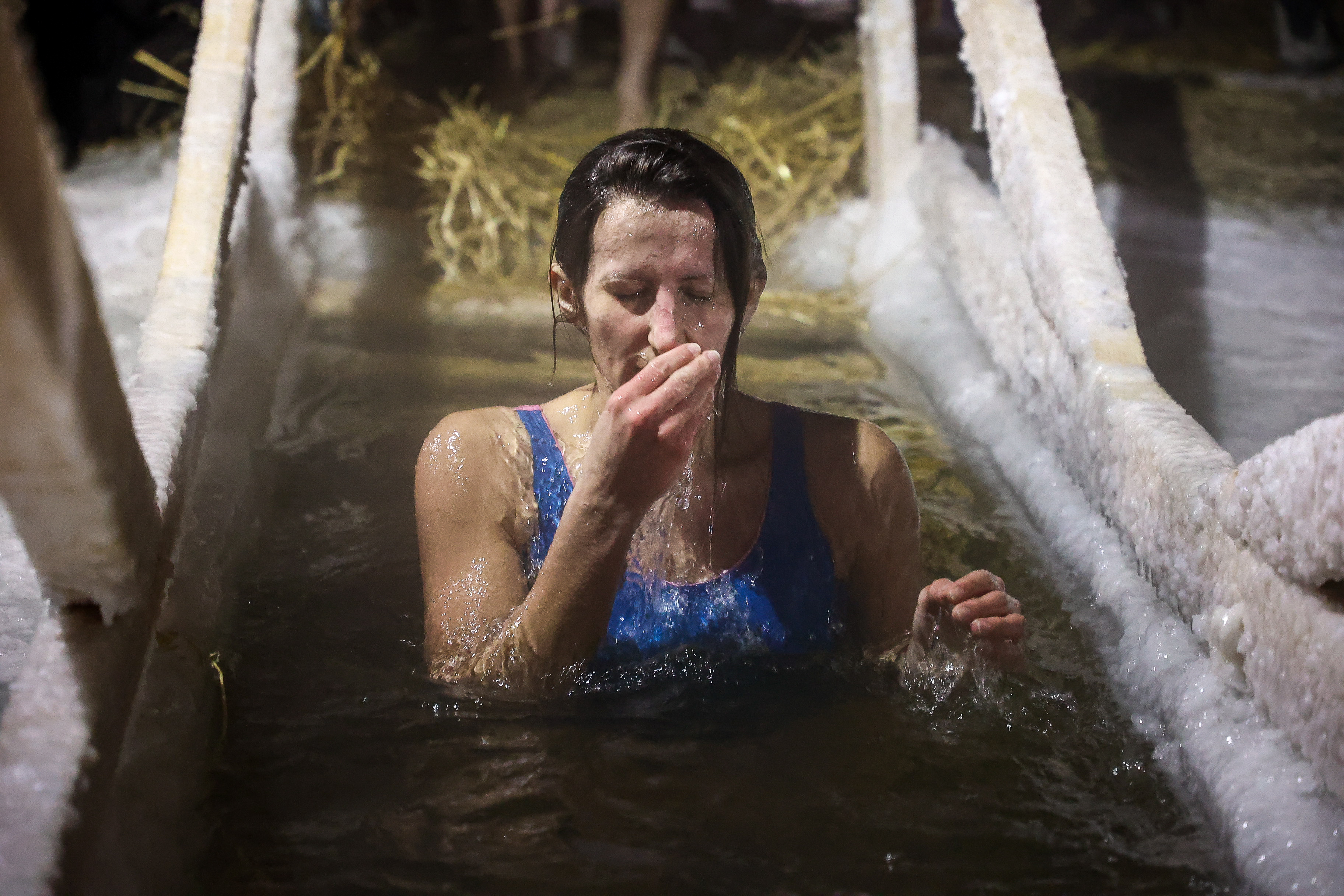 Окунались даже дети: фото с ночных крещенских купаний в Новосибирске