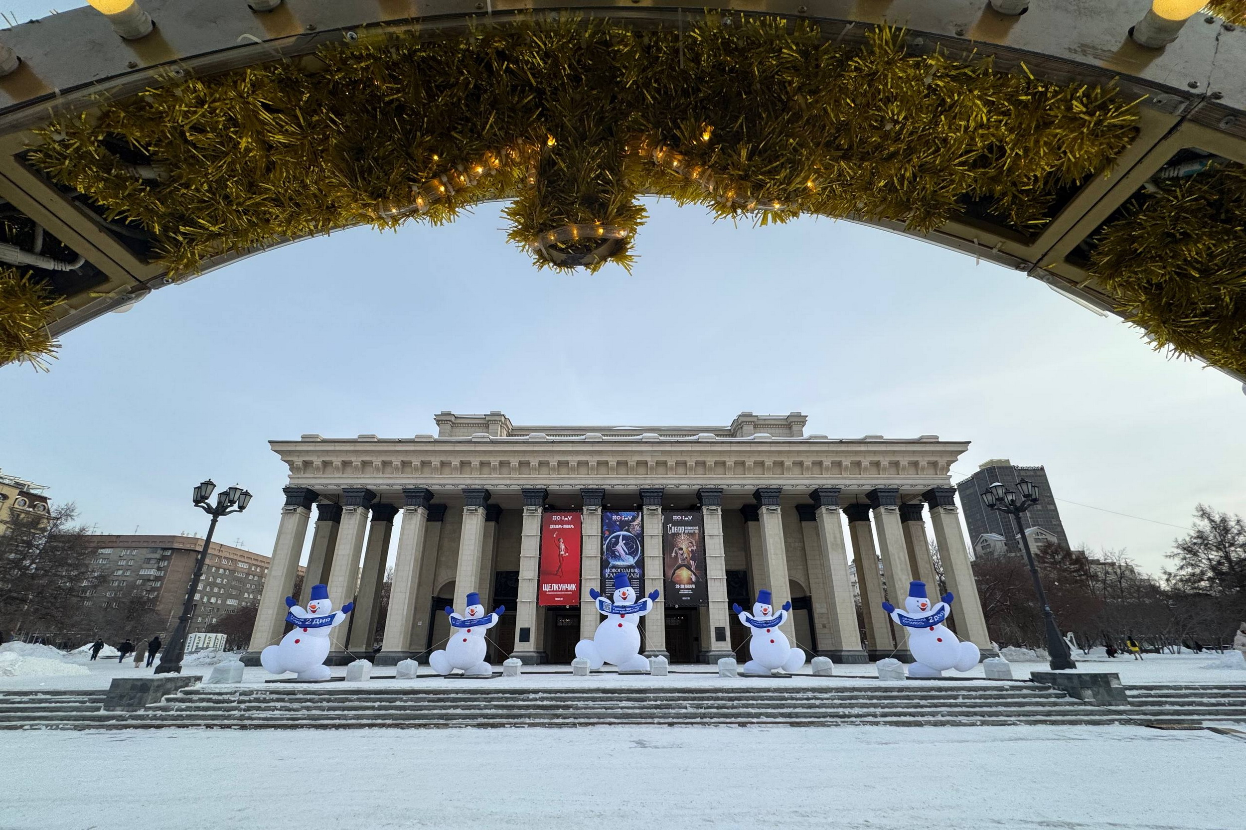 Возле оперного театра поставили огромных снеговиков: объясняем зачем