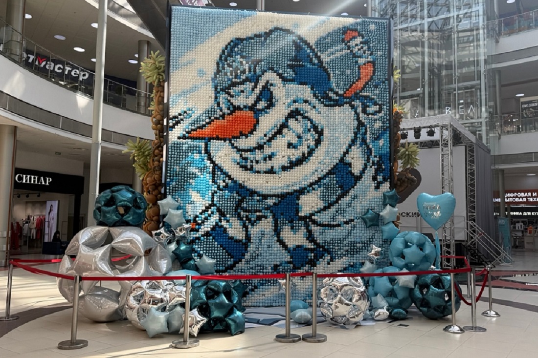 Гигантское панно из воздушных шаров собрали в «Сибирском Молле»