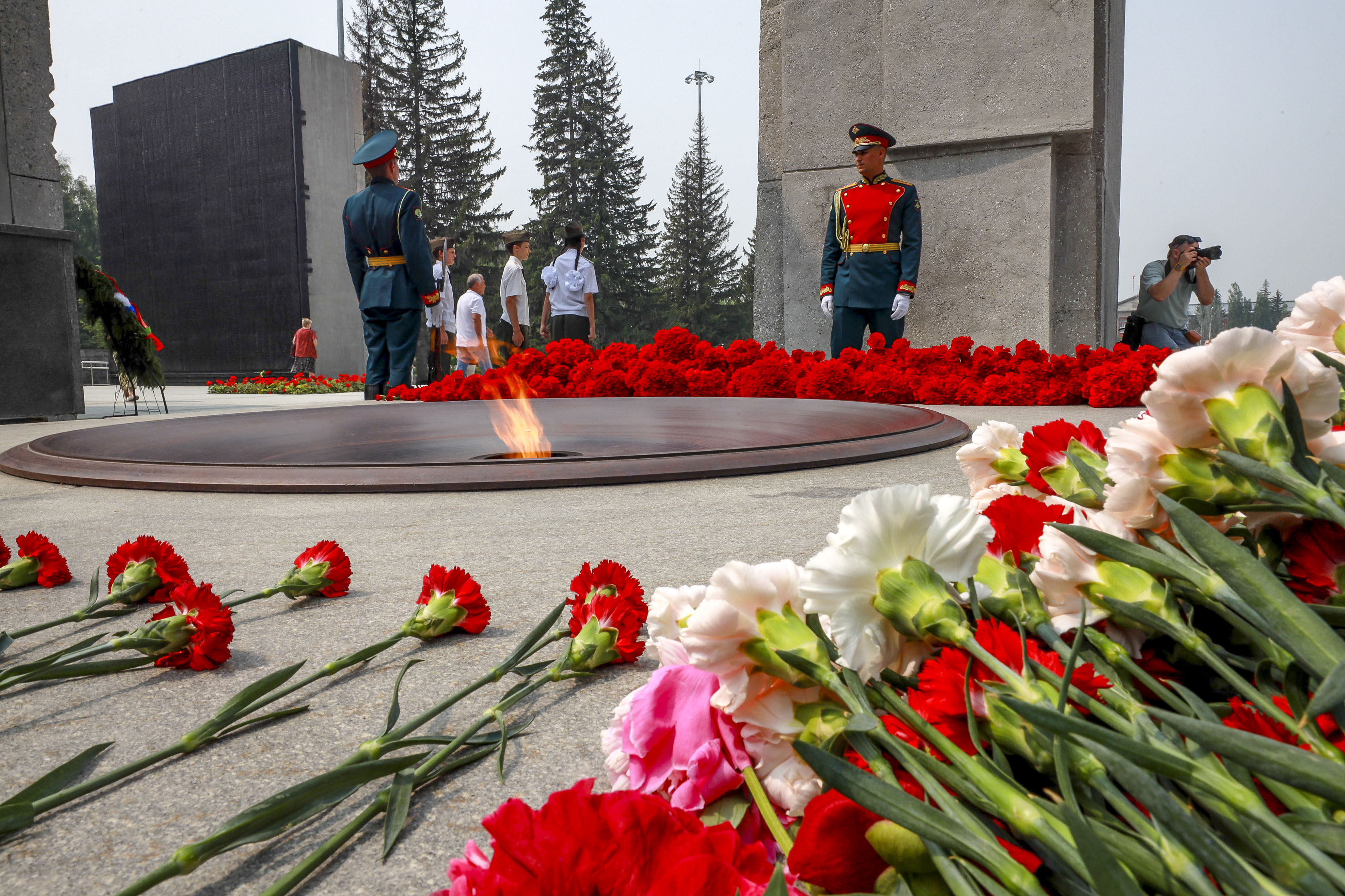 Алые гвоздики принесли новосибирцы к Вечному огню в День памяти и скорби