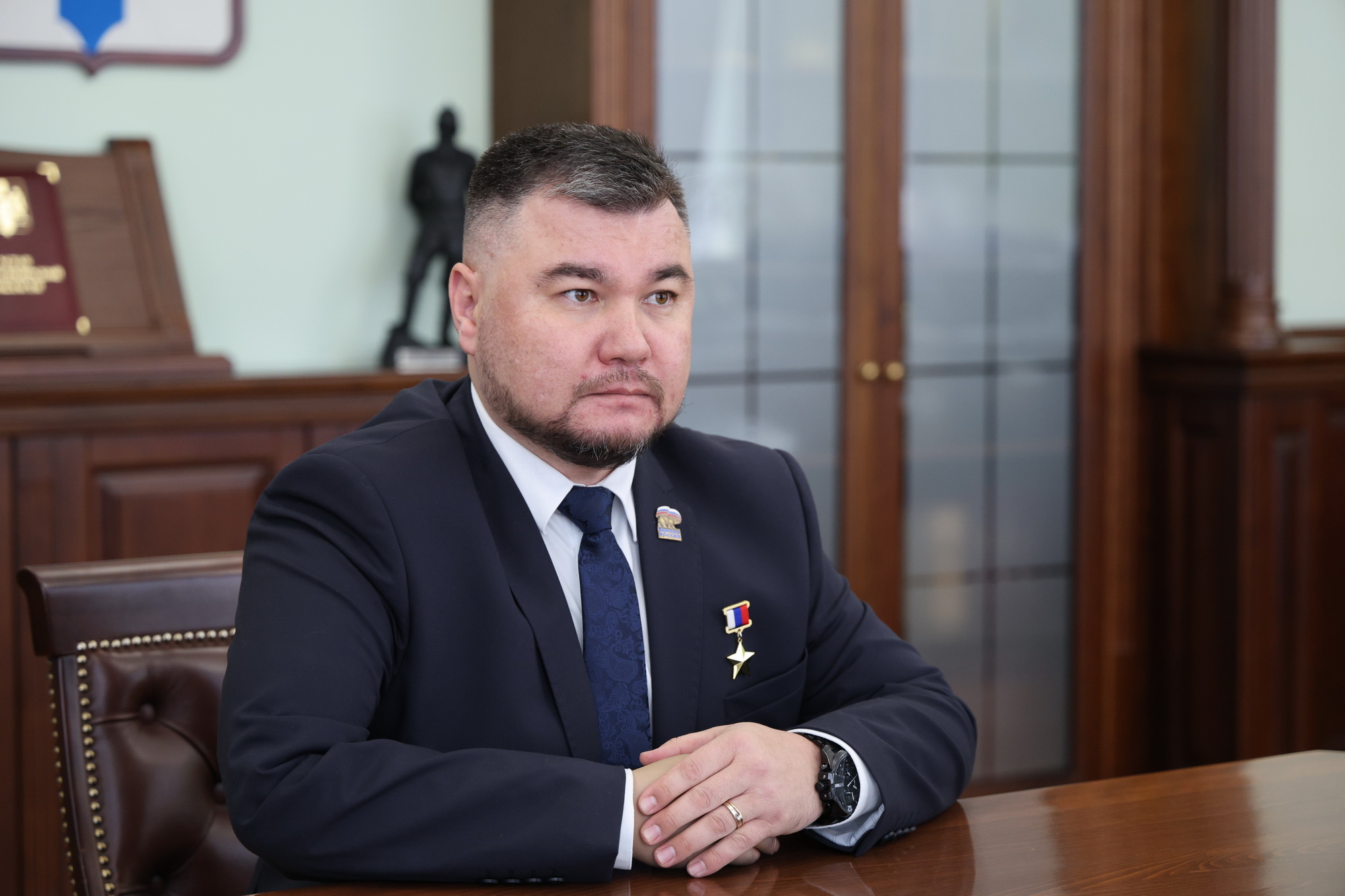 Травников обсудил с Героем России народную программу поддержки бойцов